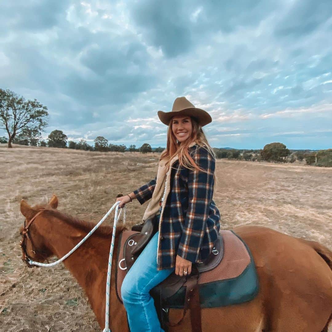 シャルロッテ・キャスリックのインスタグラム：「☀️ 🐴」