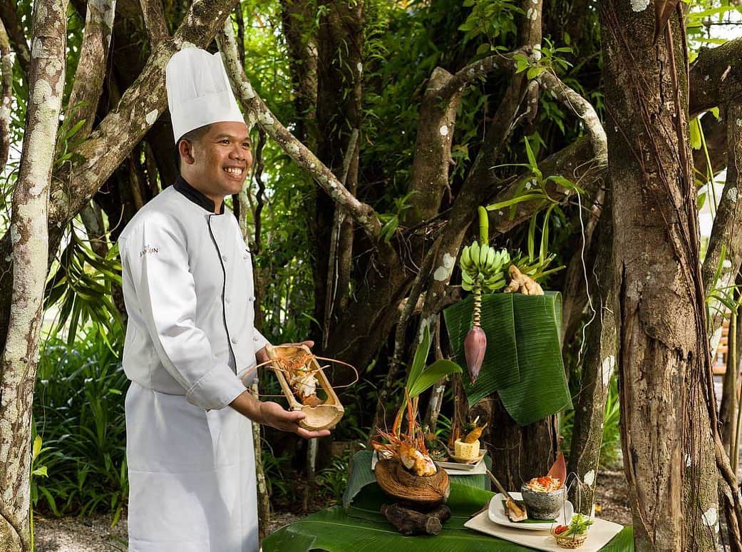 タイ国政府観光庁さんのインスタグラム写真 - (タイ国政府観光庁Instagram)「・﻿ ＼🍽️カオラックで行きたいレストラン🍽️／﻿ ﻿ 今回はカオラックのラグジュアリーブティックリゾート「ザ・サロジン」@thesarojin のタイ料理レストラン「エッジ」をご紹介😘﻿ ﻿ ビーチサイドに佇むオープンエアのレストランで、タイ料理はもちろん、東南アジア料理も楽しむことができます🍴✨﻿ ﻿ 日本語メニューもあるので、安心して訪れることができるのも嬉しいかぎり👍✨心地よい潮風を感じながら、目の前に広がる海の景色とともに、お料理を堪能しましょう💕﻿ ﻿ #タイ美食レストラン #タイ #カオラック #タイ料理 #タイ料理大好き #エスニック料理 #食べるの大好き #食べるの好きな人と繋がりたい #アジア料理 #ラグジュアリー #ラグジュアリーな旅 #こんなタイ知らなかった #もっと知りタイ #タイ旅行  #旅好きな人と繋がりたい #旅行好きな人と繋がりたい #thailand #khaolak #thesarojin #thaifood #thaifoodstagram #thaifoodie  #luxury #luxurytravel #amazingthailand #thailandtravel #thailandtrip #thai #thaistagram #lovethailand」7月12日 17時59分 - amazingthailandjp