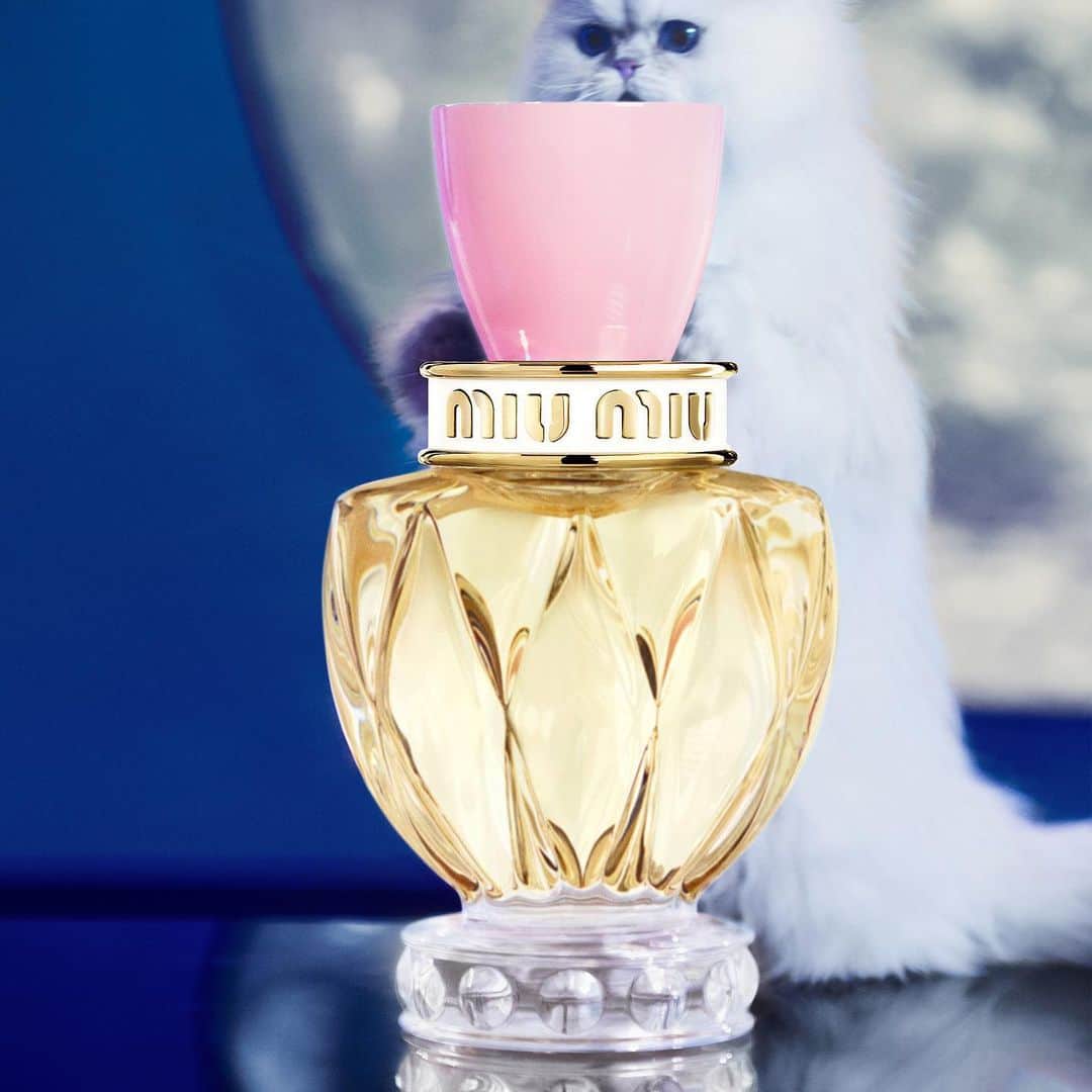 Miu Miuさんのインスタグラム写真 - (Miu MiuInstagram)「@ElleFanning presents a joyfully fresh twist on an icon.  Introducing #MiuMiuTwist Eau de Toilette, a brighter sequel to the original Eadu de Parfum.」7月12日 17時59分 - miumiu