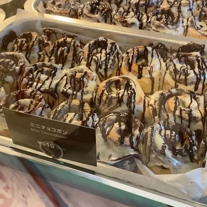 市川歩美のインスタグラム：「時々すごーーーく‼️食べたくなる「ミニチョコボン」です。 特に頭をすごく使ったとき🌀👀  美味しいですよねー、あーー見てると食べたい、、なんか誘惑が怖いっ、、実はすごく好きです😍😍 シナボン、恐ろしい子、、、  #ilovechocolate  #chocolat #chocolatelovers  #chocolate #チョコレート #チョコレート大好き #チョコレート好き #ショコラ #チョコレート好きと繋がりたい #チョコレートケーキ #カカオ #シナボン #ミニチョコボン #cinnabon #シナボン六本木 #シナモンロール」