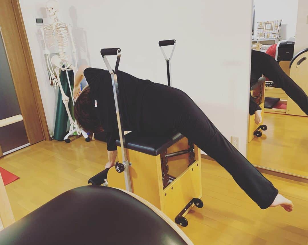 田中ウルヴェ京さんのインスタグラム写真 - (田中ウルヴェ京Instagram)「きつい。 今週は仕事以外はずっと研究発表仕上げるのに書斎にこもってたから、ひどい肩こり。 筋肉の硬さは必ずレッスンでバレる。 自分のその日の身体の状態に合わせたレッスンができるのはプライベートマシンレッスンの醍醐味。 ですが、キツかった。 何度か目まいもしたが、悔しいので琴絵には言わない。😅 五十肩には関節の角度を微妙に変えて代償動作をしないように工夫。。。😂  #白金台 #マシンピラティス #プライベートピラティス #五十肩」7月12日 18時00分 - miyako.tanaka.oulevey