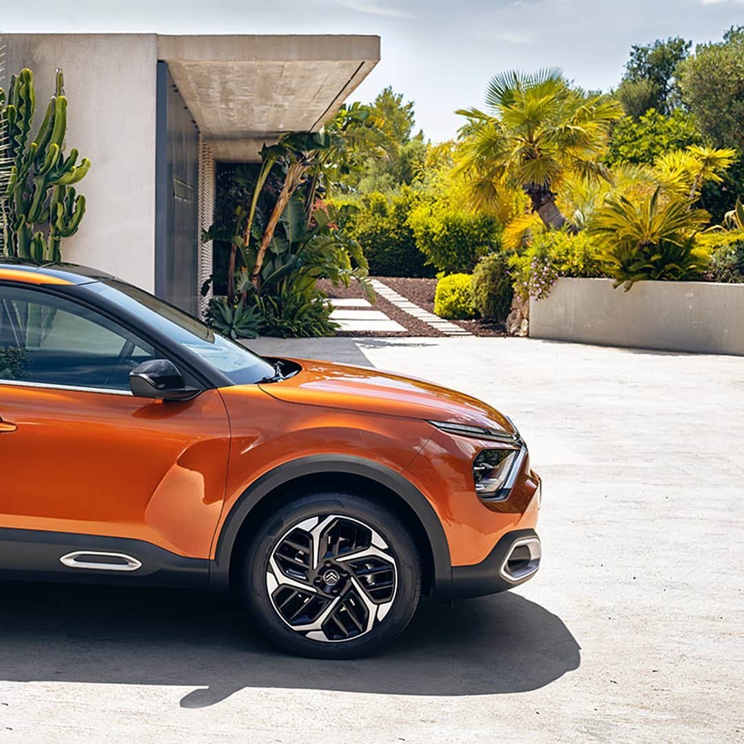 CITROEN JP Officialさんのインスタグラム写真 - (CITROEN JP OfficialInstagram)「あなたの個性を引き出す特徴的なデザイン。 New Citroën C4で、未来へ走りだそう🚗⚡️ フルエレクトリックモデルも同時発売。 ※日本導入は未定です ※写真は欧州仕様車です #New #Citroen #Car #Orange #Comfort #Elegance #Design #Fashion #Light #Style #Instacar #Carsofinstagram #Auto」7月12日 18時01分 - citroen_jp
