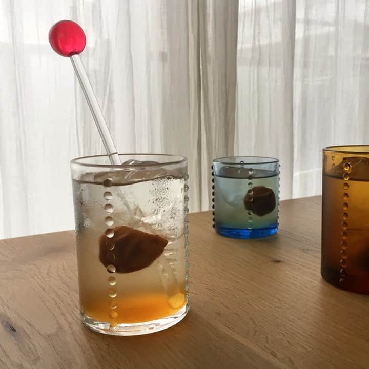 のインスタグラム：「. 暑さも本格的になり外から帰ってくるとぐったりしますよね。そんな時は梅シロップを水で割ってくいっと一杯。爽やかな酸味とクエン酸の働きでもうひと頑張りできそうな気がしてきます。  レトロな雰囲気を醸し出す「Ｙグラス（柳宗理）」はおもちゃのようなマドラーとも好相性。そして特徴的な縦に並んだつぶつぶの間から見えるシワシワの梅がなんとも可愛らしいのです。扱いやすい小ぶりなサイズも◎。 . . ▼詳細はプロフィールのリンクからご覧いただけます。 → @freedesign_jp . 【取扱店舗】 #フリーデザインオンラインショップ #フリーデザイン吉祥寺店 . #柳宗理 #soriyanagi #廣田硝子 #グラス #生活雑貨 #暮らしを楽しむ #暮らしの道具 #シンプルな暮らし #シンプルライフ #丁寧な暮らし #フリーデザイン #freedesign #雑貨店 #雑貨屋 #インテリアショップ #吉祥寺 #kichijoji」