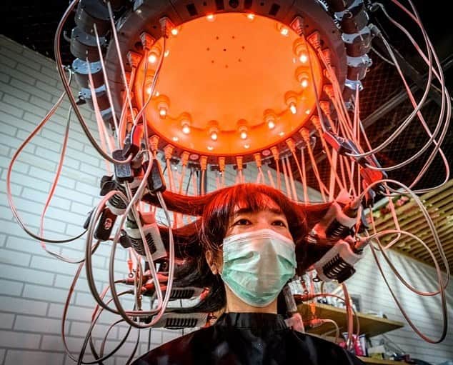 のインスタグラム：「AFP Photo 📷 @torbalancho -  A woman wearing a face mask has her hair curled by a special equipment at a beauty salon in Bangkok on July 12, 2020.」