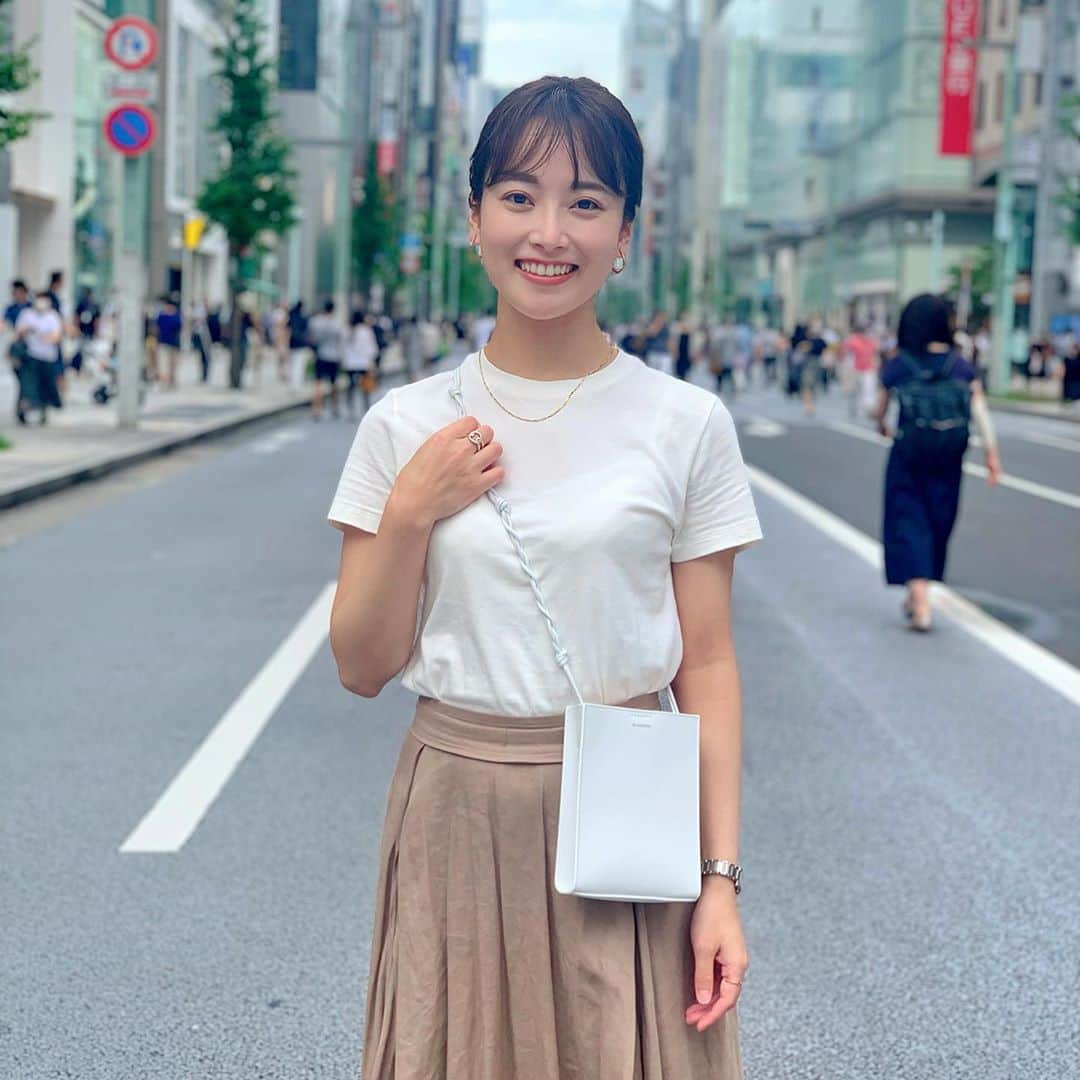 平川彩佳のインスタグラム：「. 「お姉ちゃん いっつも白いTシャツに 茶色いスカートやん」 と、 妹からコーディネートを 指摘されながら 今回も撮ってもらいました。」