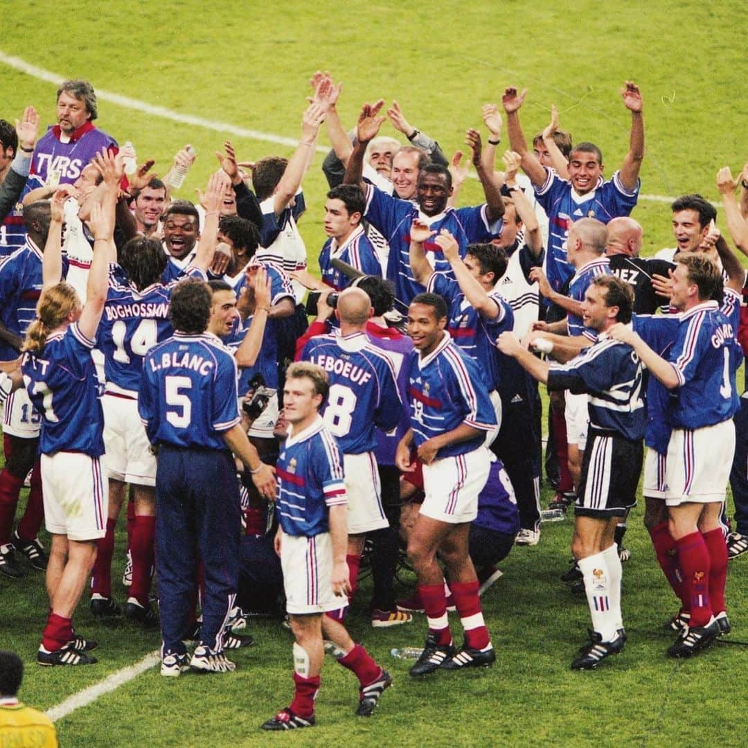 パトリック・ヴィエラさんのインスタグラム写真 - (パトリック・ヴィエラInstagram)「22 years ago... ⭐️🇫🇷 @equipedefrance #somanylegendsIcantcount」7月12日 18時14分 - officialpatrickvieira