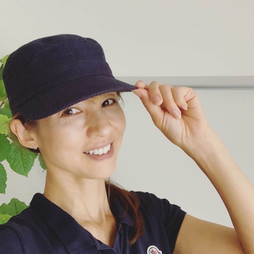 花田美恵子さんのインスタグラム写真 - (花田美恵子Instagram)「久しぶりに彼とふたりの日曜日 ひとりだとなかなか買いづらい帽子、お店で一緒に選んでくれました。  色々試して、これ👍ってなったのが、キッズサイズでしたけど💦 あれでもない、これでもない、楽しい週末でした♪  最近は朝7時前でも日差しが強い日があるので、これがあれば安心してお散歩行けます🐾 いつもありがとう😊  #tokyostyle #weekend #shopping #ca4la #cap #kidssize  #週末 #お出かけ #キャップ #サイズは54」7月12日 18時13分 - hawaiimieko