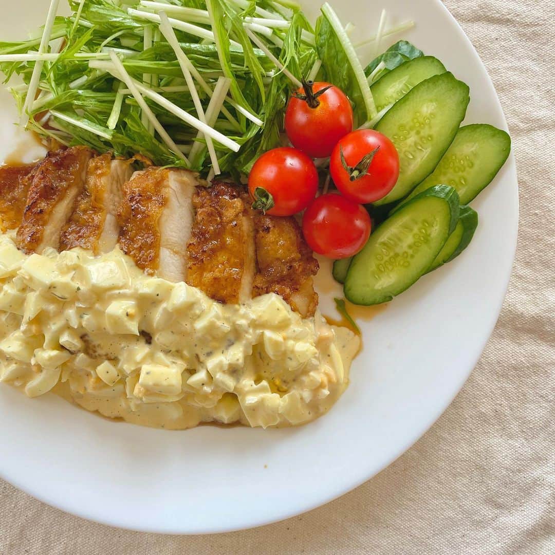 清水麻璃亜のインスタグラム：「#チキン南蛮 * 初めて作りました〜！ タルタルも甘酢も作って、手間かかったけど 美味しかったです☺︎」