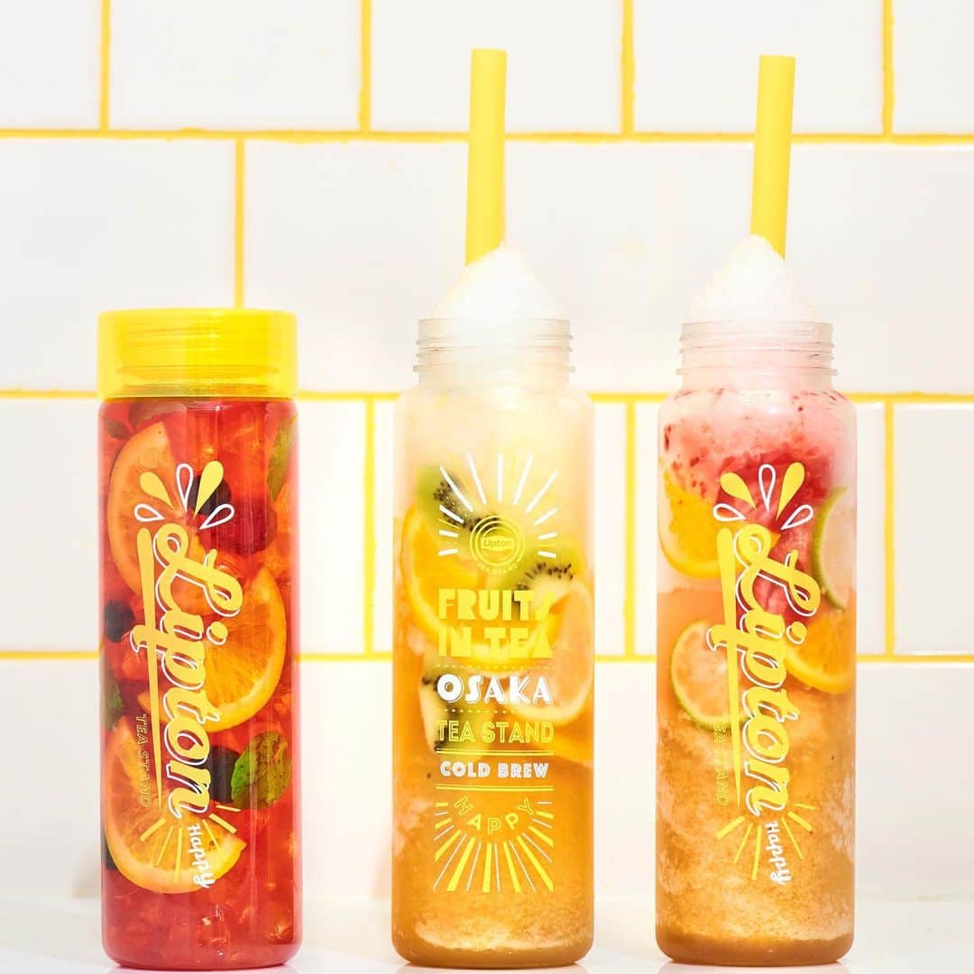 リプトンのインスタグラム：「TEA STAND Fruits in Tea 大阪限定タンブラー発売中！✨ . 大阪梅田店でゲットできるのは次の3つだよ👉 ・Fruits in Tea 定番タンブラー ・2020年 メインタンブラー ・大阪限定タンブラー . 大阪らしいポップなデザインだから、夏にぴったり♪ 限定タンブラーはゲットしなくちゃ…！🍑 #リプトン #Lipton #FruitsinTea #フルーツインティー #ColdBrew #コールドブリュー #リプトンコールドブリュー #水出しアイスティー #水出し紅茶 #癒し #リラックス#Happy #期間限定#LiptonTEASTANDFruitsinTea #大阪 #梅田 #リプトンでつながる #タンブラー #大阪限定」