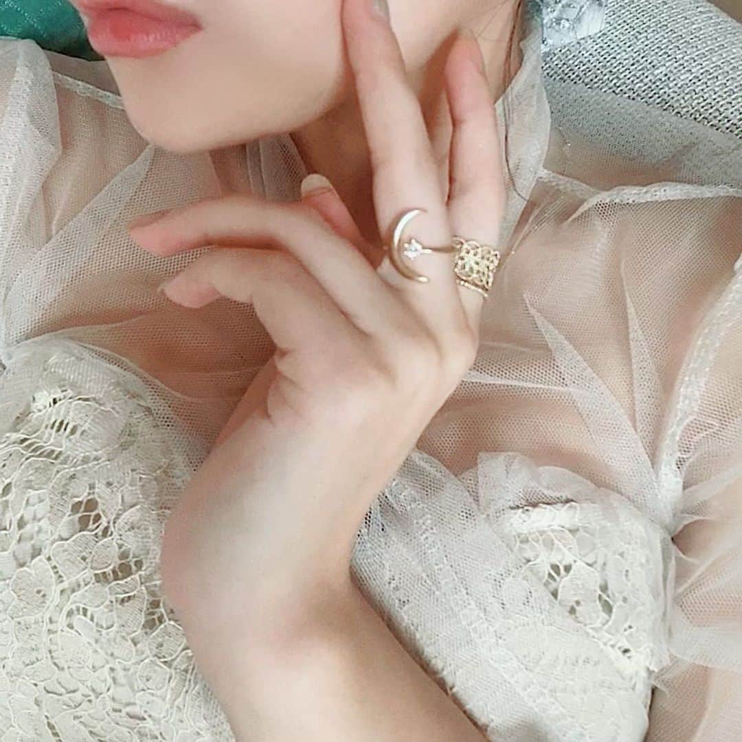徳本夏恵（なちょす）さんのインスタグラム写真 - (徳本夏恵（なちょす）Instagram)「﻿ ﻿ craymeの🌙💍✨✨  デザインがいつも可愛いすぎて尊い、、、  @crayme_official  @yui_kanno  #accessory#ring#moon#菅野由衣様」7月12日 18時11分 - nachos_kimono
