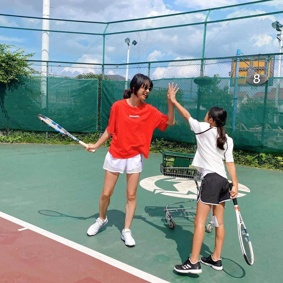 牧野紗弥さんのインスタグラム写真 - (牧野紗弥Instagram)「High five 〰✋🏻✋🏻✨ 今日は親子で @lacoste のトップスでテニス🎾🐊 ですが、この後息子達がハチに刺されて病院へ💦 慌ただしい、、、😅 夫婦で兼用しているバッグは @nomadis_ です🧡 #tennis#家族#スポーツ#休日」7月12日 18時18分 - makinosaya