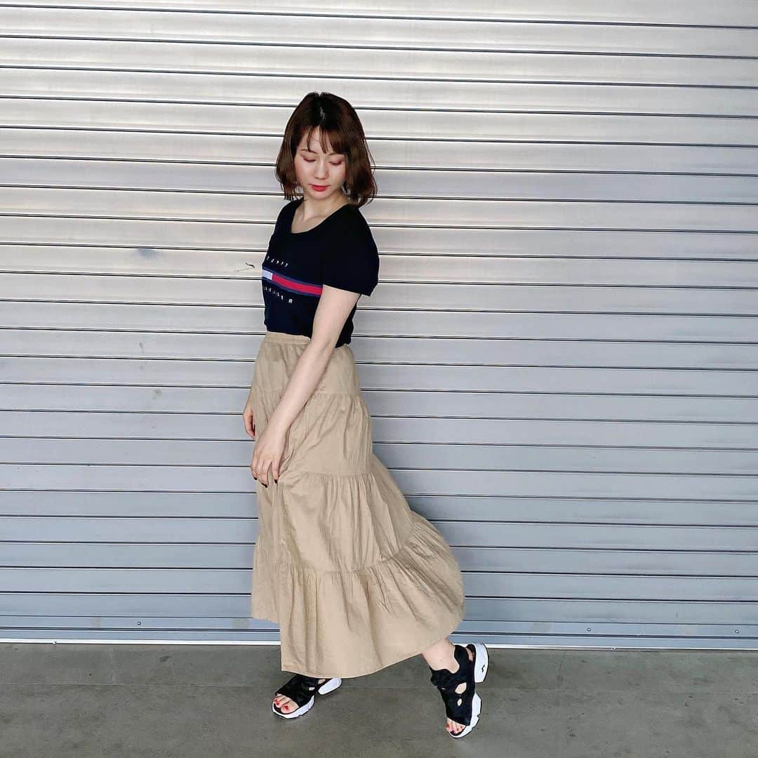 のインスタグラム：「﻿ 万能なティアードスカート🤎🤍﻿ 基本、Tシャツやったらなんでも合うっ。﻿ 洗濯してもこの時期直ぐに乾くので便利🥺💡﻿ ﻿ ﻿ #ティアードスカート #Tシャツコーデ #Tシャツ #トミーヒルフィガー #スポーツサンダル #instafashion #longskirt #tshirtstyle #tommyhilfiger #reebokshoes」