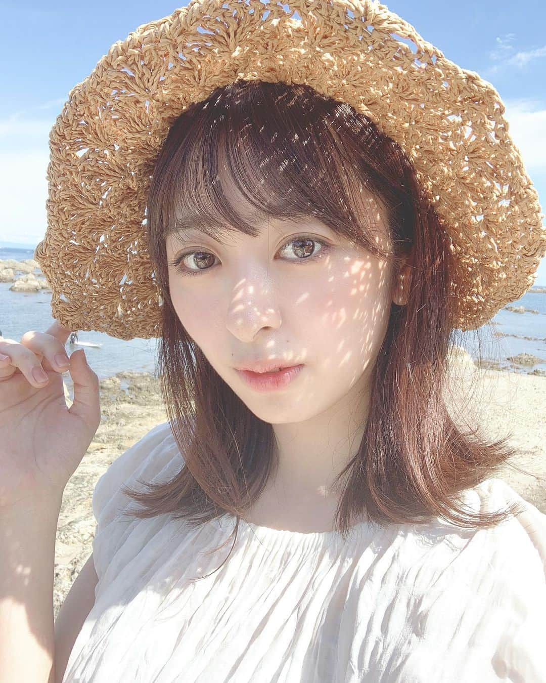 兼田日向子さんのインスタグラム写真 - (兼田日向子Instagram)「👒 麦わら帽子から入る光がきれい…❤︎  暑いのがほんとーーうに苦手なので 夏は帽子大好き芸人になります🤟 . . . . . #麦わら帽子#麦わら帽子コーデ#白ワンピ#夏コーデ#サロンモデル#撮影#サロモ#ミディアムボブ#外ハネミディアム#透明感メイク#ナチュラルメイク#夏メイク#ナチュラルメイク派#海#神奈川#逗子#シースルーバング#天使の羽バング #portraitphotography#seaside#makeup#japanesegirl#kanagawa#zushibeach」7月12日 18時29分 - hinako523_k