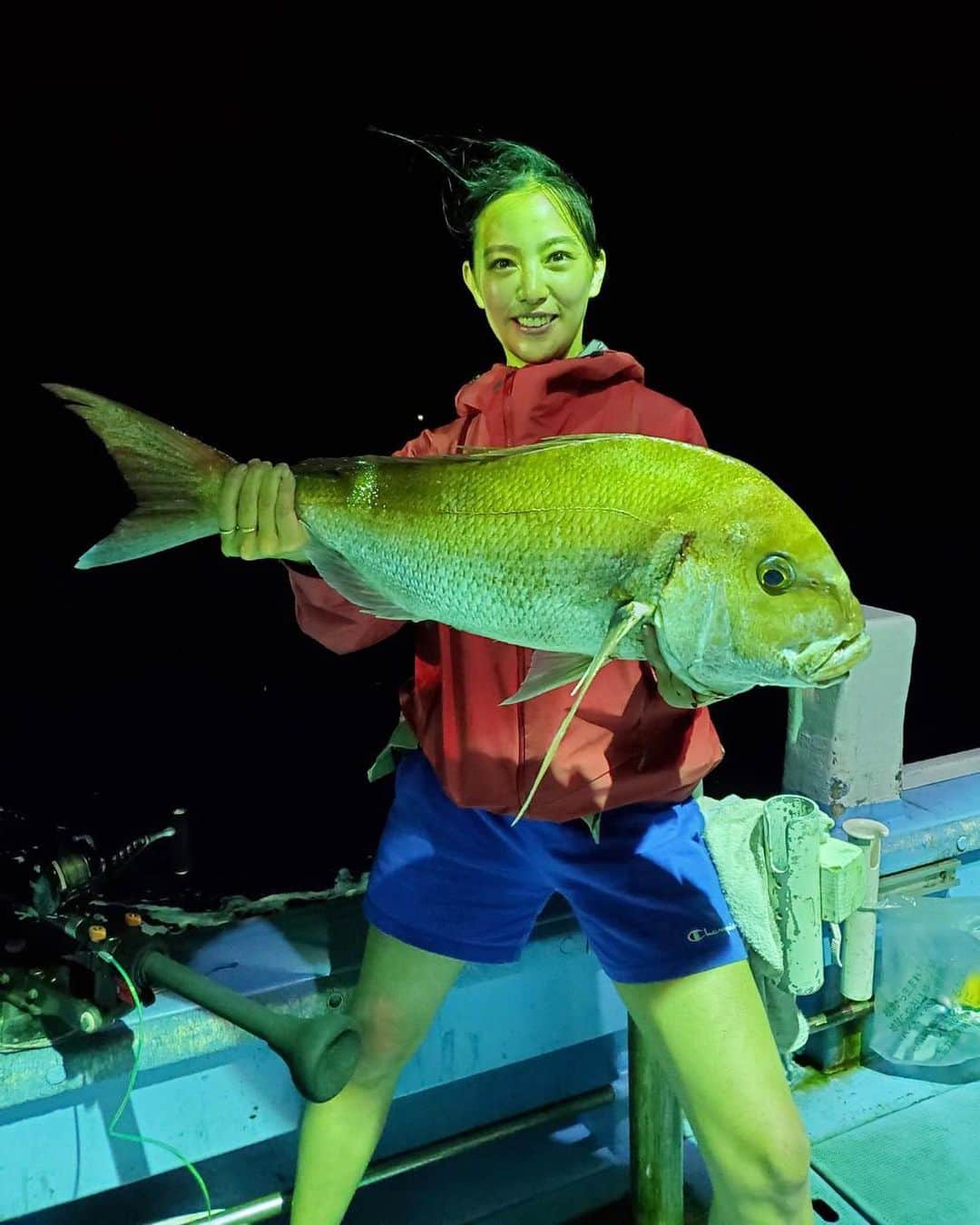 矢野由希子のインスタグラム：「イカで鯛を釣る🎣 でっかい鯛だよ！ 興奮したよ！ たのしかったよ！！  #イカメタル #ヤリイカ #からの鯛釣り #釣り #釣りるれろ #JTV #城島健司のj的な釣りテレビ」