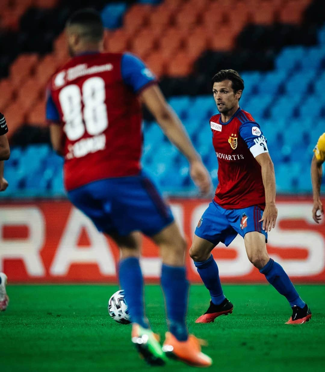 ヴァレンティン・シュトッカーのインスタグラム：「Yesssss!!! 🔥🔥🔥 Super Teamleistung & wichtige +3 gestern Abend 💪🏼💙❤️ #VS14 #proud #team @fcbasel1893」