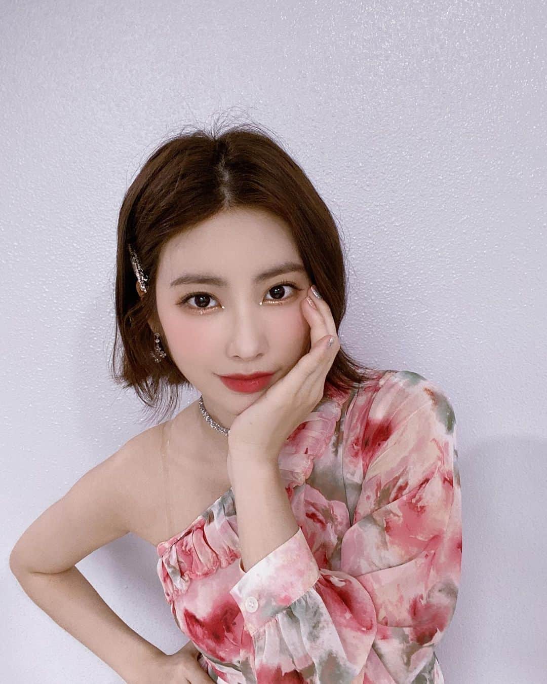 DIAのインスタグラム：「⠀ [ #희현 ] ⠀ 다이아 감싸줄게요 활동 막방이라니 ㅠㅠ 너무 아쉽지만..우리 에이드 덕분에 반짝반짝 빛날 수 있었던 날들이에요 사랑합니다 에이드❤️ ⠀ #다이아 #DIA #HUIHYEON #Flower_4_Seasons #감싸줄게요 #Hug_U」