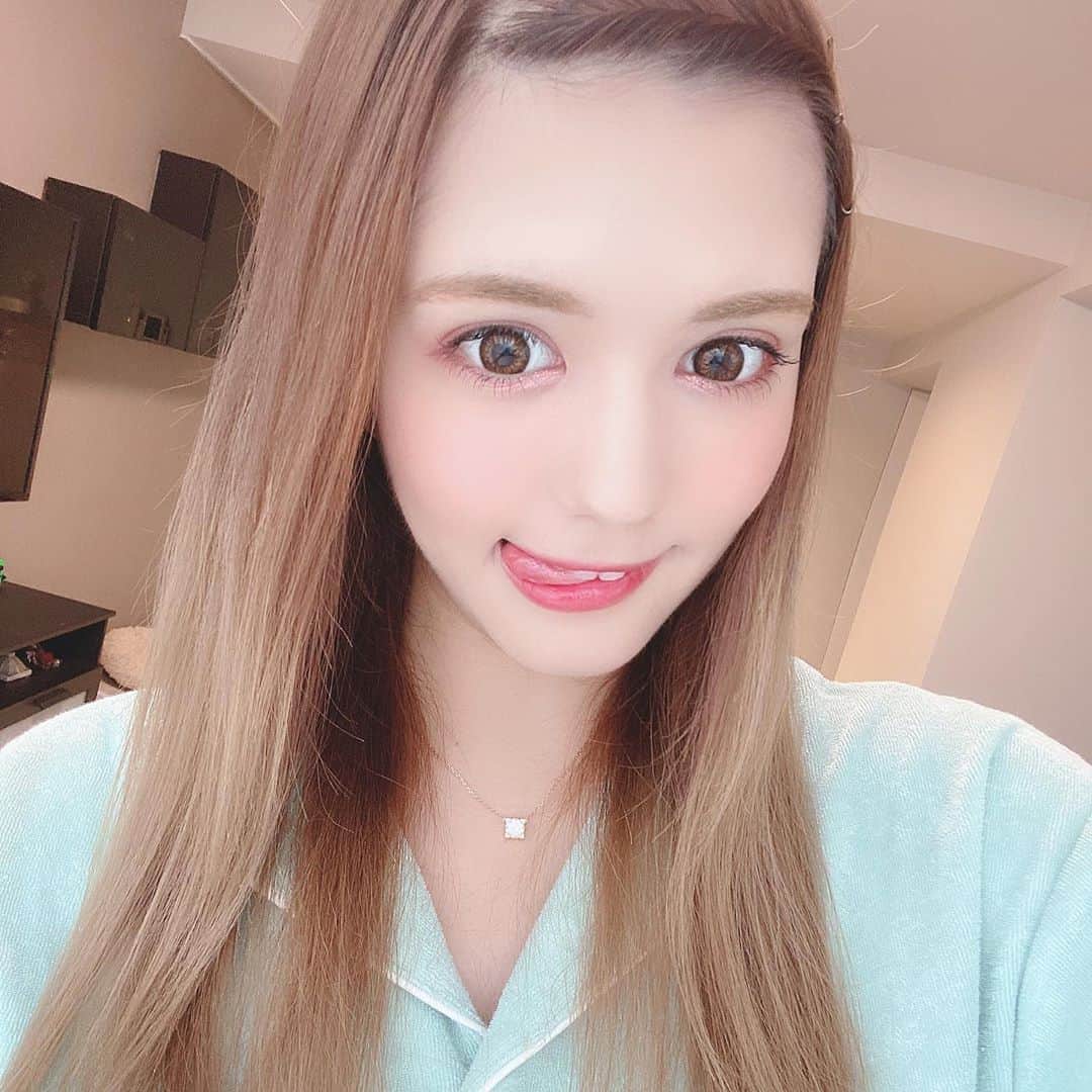 のインスタグラム：「おでかけ行くよ〜🧸♥️ 最近一気に暑くなってきて日差しがやばいから、やけやすい私にとっては日やけ止めしっかり塗らなきゃやばい😭💦w この日やけ止めはSPF50＋PA＋＋＋＋の絶対やかないでお馴染みの日やけ止めだから今年はこれで乗り切る😂✨ ラベンダーの色味だから肌の透明感がでるし、キレイな肌が長時間持続するよ💕 スキンケア成分が配合されているので、化粧下地としても使えるし、トーンアップするから嬉しいの😌 色落ちや色移りがしにくいのもポイント✨ 私も実際にやってるけど、UVケアのコツは、こまめに塗り直しすることが大事だよ💛 こないだBBQしたときも塗ったんだけど、全然やけないし、ベタベタしないから最高😍 @suncut_official  #サンカット #suncut #日焼け止め #お守りUV #絶対やかない #トーンアップ #トーンアップUV #美肌 #SNS映え #美白 #化粧下地 #UVケア #石鹸で落とせる #マスク焼け #新しい日常 #PR」