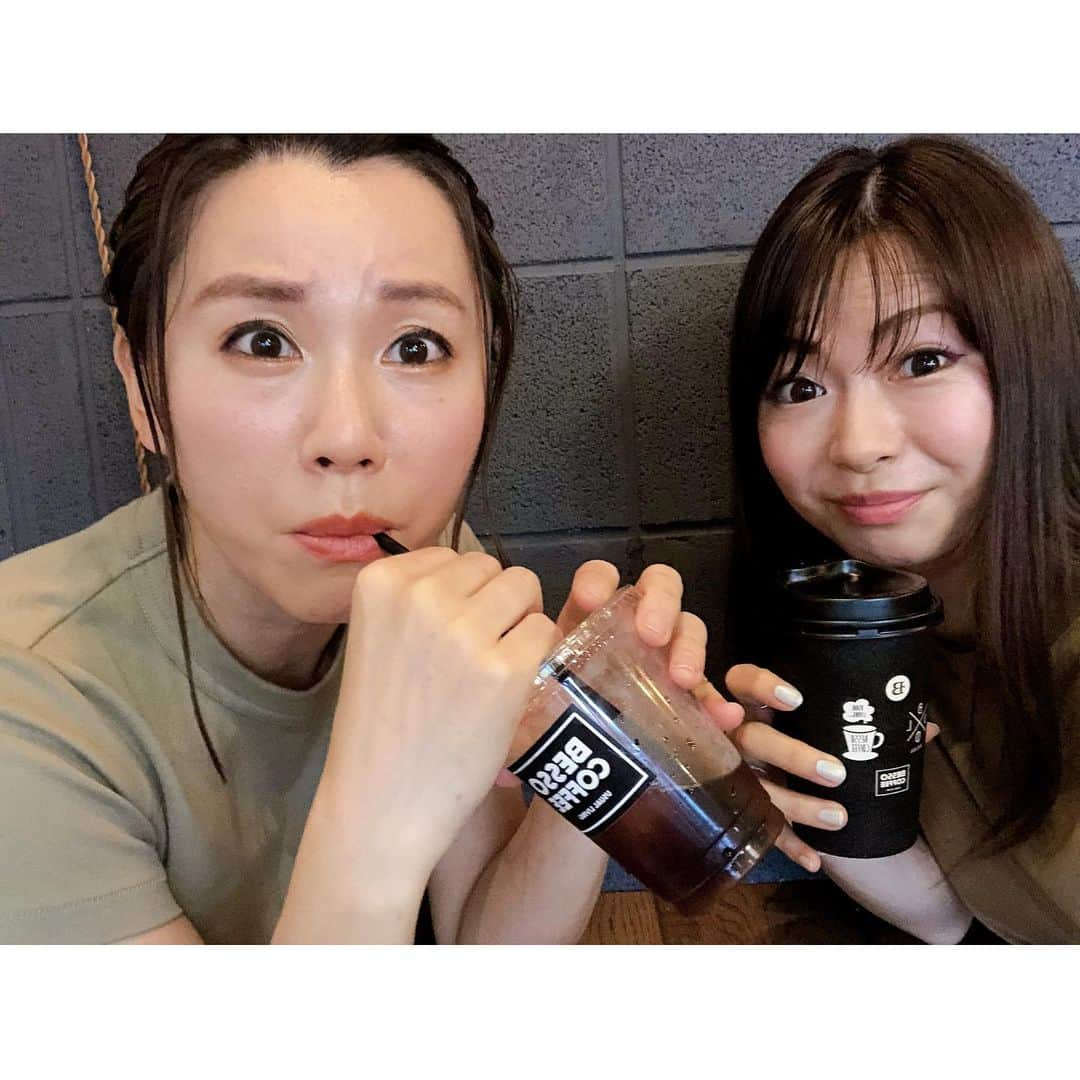 Hiroe Hiranoさんのインスタグラム写真 - (Hiroe HiranoInstagram)「大切な人が、﻿ 大切にしてることを、﻿大切にする💎﻿ ﻿ というわけで。﻿ 地元岡山に戻ってきております✨﻿ もはや、家族の催事✨﻿ かれこれ30年以上サポートしてます。﻿ ベテランですよ😂✌️﻿  自然との調和『晴富』 https://www.harutomi-shop.com  ﻿ 休み返上で、今日も朝から﻿ 働いてまーす❗️﻿ 体力も使うので筋トレのようです。﻿ ﻿ 夜はお馴染みの料理屋さんと。﻿ 合間に、コーヒータイム☕️﻿ ﻿ わたしの家族は、ポジティブ🌟﻿ 思考の転換が上手だと思う。﻿ ﻿ 色んなことが起こる中で、﻿ しっかり受け止めた後は、﻿ どんなことも笑いで乗り越えたり、﻿ マイナスをプラスに。﻿ ﻿ 可愛い三女と共に、久しぶりに自撮り。﻿ 2枚目が私たちの普段のキャラです😆 . たくましくて頼りがいのある妹です☺️﻿ これからが楽しみ。 いつもありがとう❤️﻿ ﻿ #family #家族　#仲良し #愛﻿ 尊重　#循環 #love #sister #家族みんなでいるとみんなおしゃべりでいつも笑ってます😂」7月12日 18時45分 - hiroe_hirano