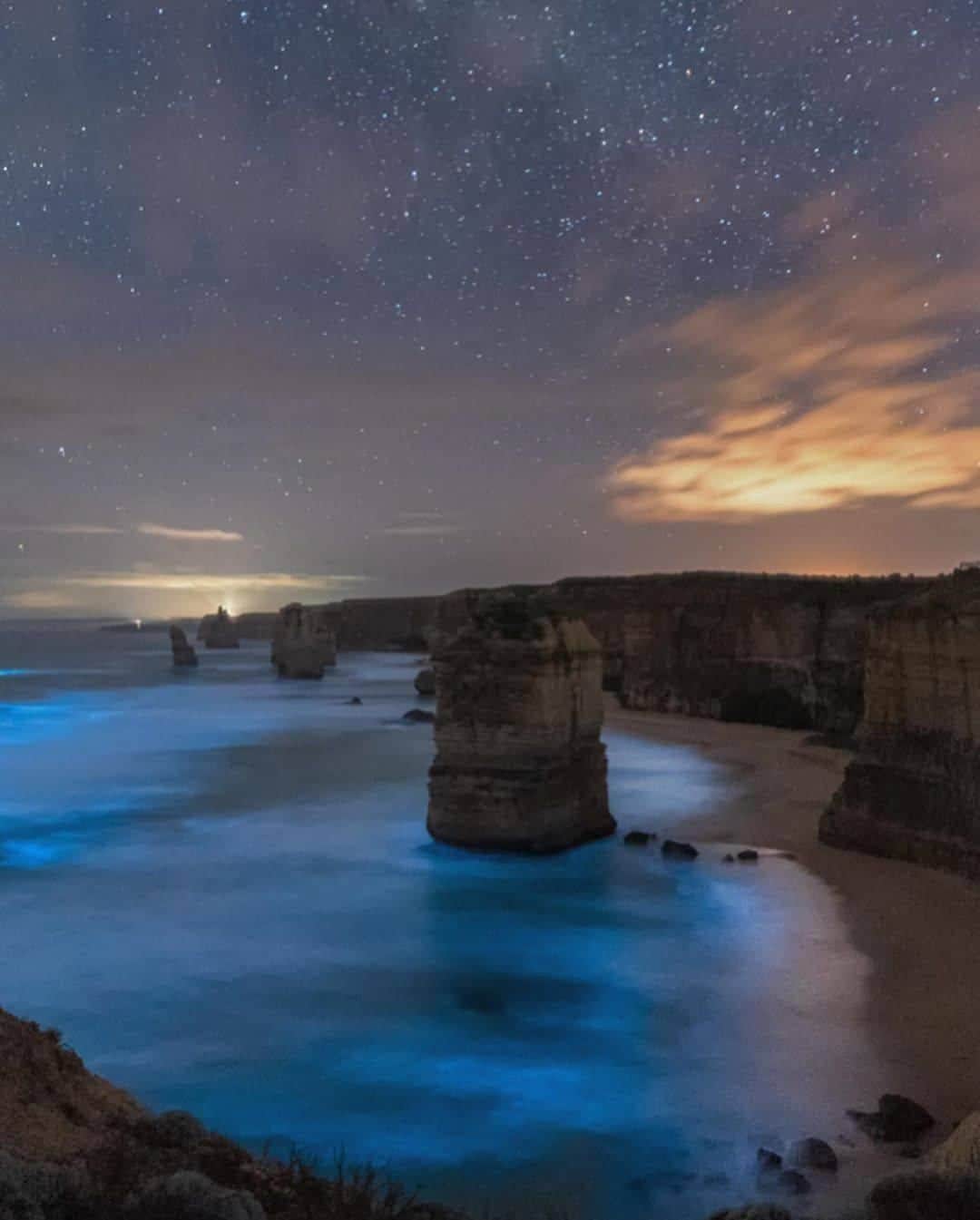 Discover Earthさんのインスタグラム写真 - (Discover EarthInstagram)「@craig_richards_photography had planned on photographing the iconic Twelve Apostles at #sunset when he was treated to this unexpected and spectacular #bioluminescence display instead! Although you may not witness sparkling bright blue waves exactly like this along the rugged the Great Ocean Road (we’re just a tad jealous, Craig 😉), we can confirm that this famous coastal #roadtrip in Victoria delivers simply magical scenery on any given day. #discoveraustralia with @craig_richards_photography  - #seeaustralia #visitvictoria #visitgreatoceanroad #greatoceanroad #twelveapostles」7月13日 0時21分 - discoverearth