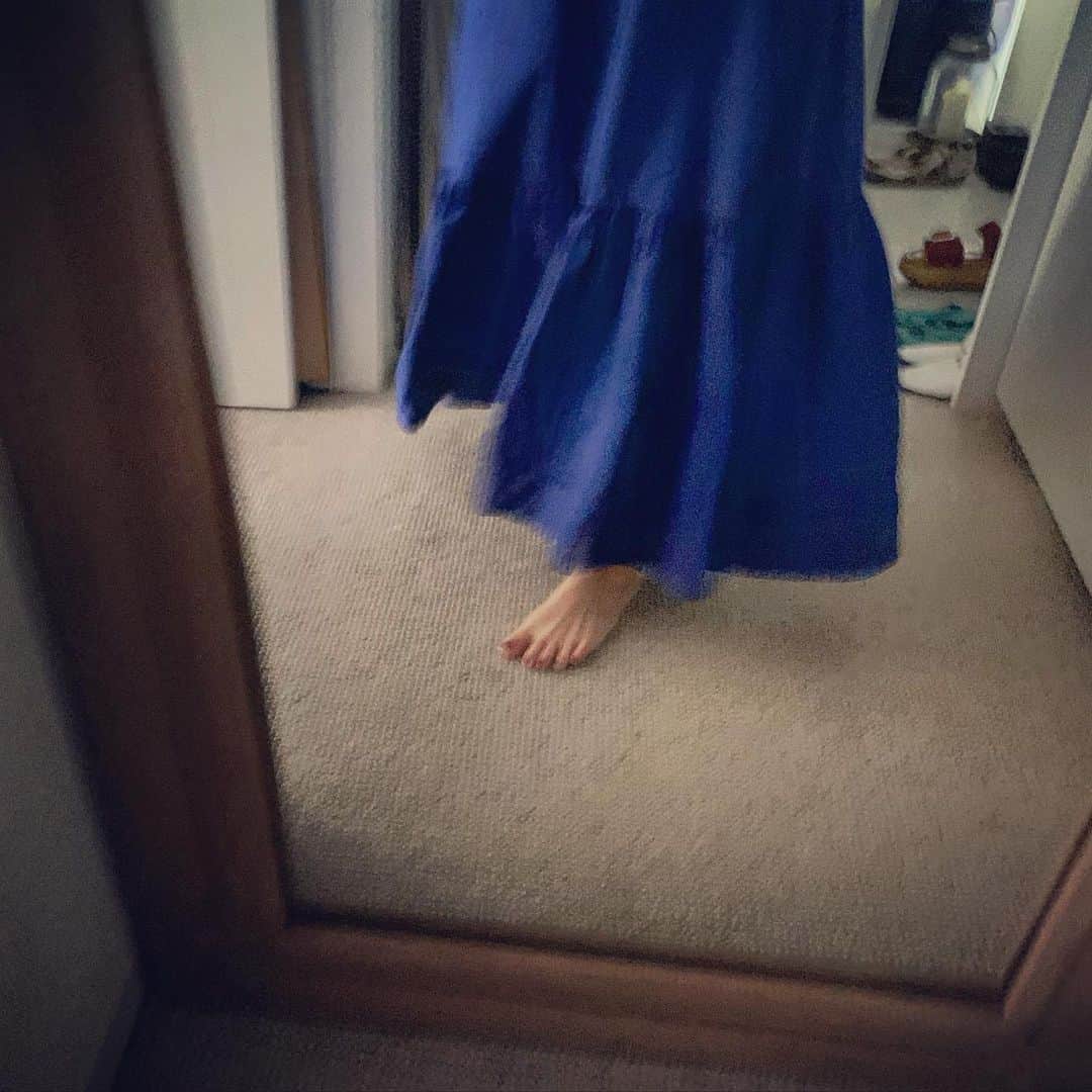 風間ゆみえのインスタグラム：「裾の感じが好きです  @la_marine_francaise_official  #blue #dress #yumie_k_style」
