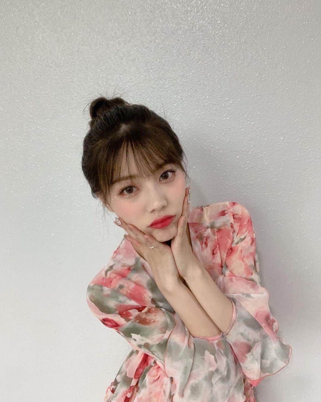 DIAのインスタグラム：「⠀ [ #은채 ] ⠀ 에이드!! 오늘 감싸줄게요의 마지막 방송으로 정말 이번 활동이 끝이 났어요ㅠ 너무너무 아쉽지만 이번 활동도 함께해줘서 너무 너무 고맙고 항상 힘이 되주셔서 감사합니다 앗 그리구 막방 기념으로 나랑 사귈래 하트를 오랜만에 언니들이랑 보여드렸는데 다들 발견하셨죠?!?!? 정말 사랑합니다 에이드 내 사랑들 ❤️❤️ 우리 곧 또 만나요 ☺️ ⠀ #다이아 #DIA #EUNCHAE #Flower_4_Seasons #감싸줄게요 #Hug_U」