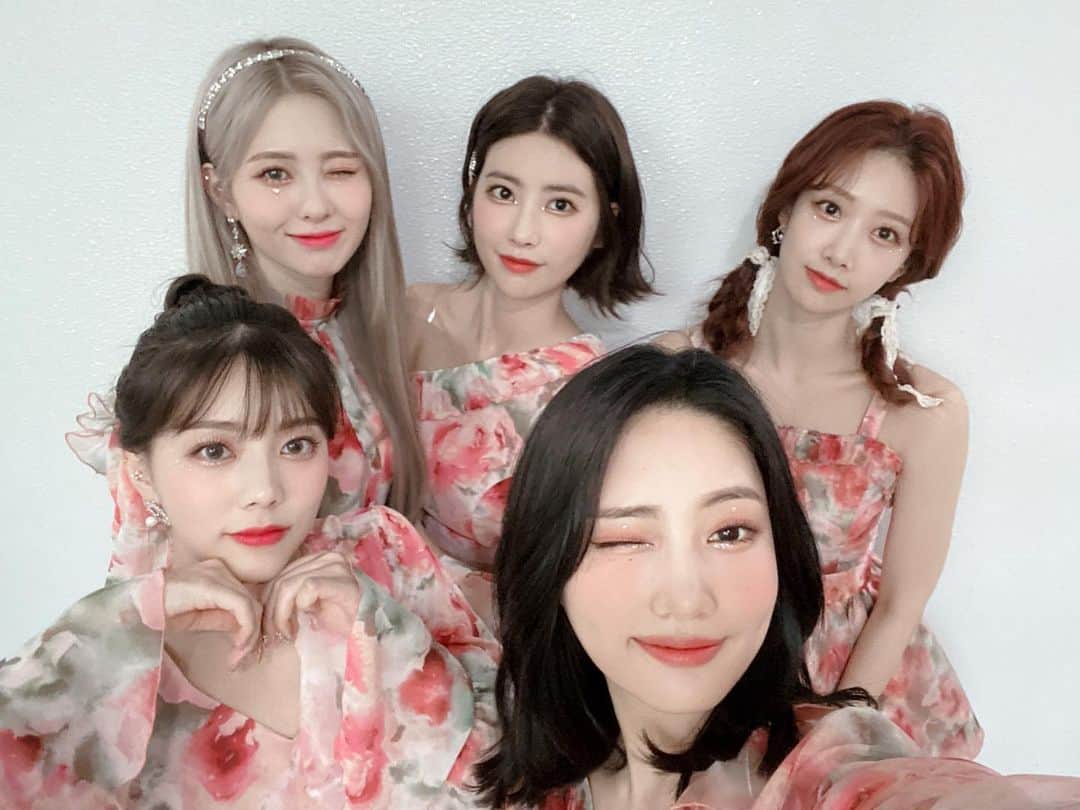 DIAのインスタグラム：「⠀ 200712 인기가요 감싸줄게요♥ ⠀ #다이아 #DIA #Flower_4_Seasons #감싸줄게요 #Hug_U」