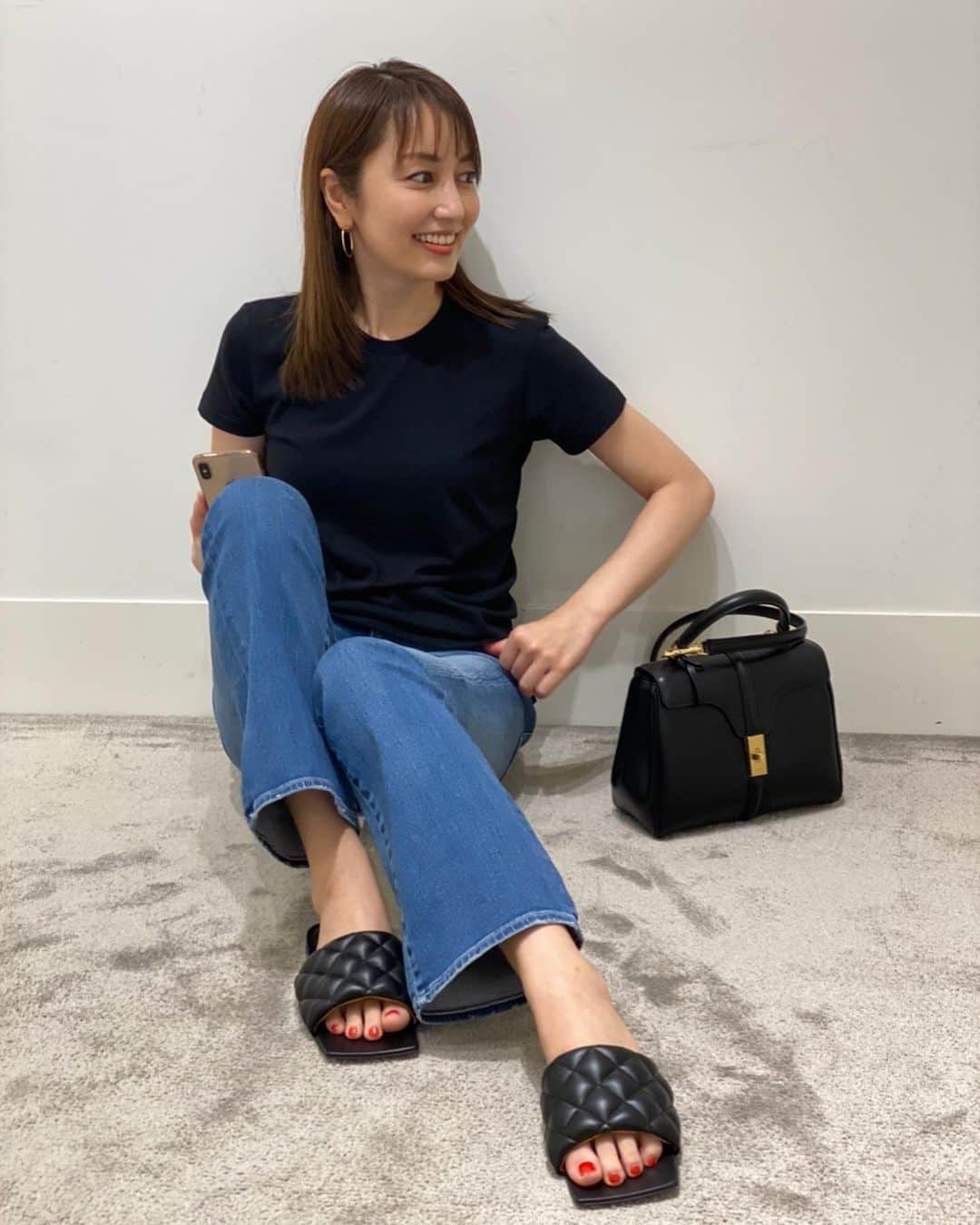 矢田亜希子さんのインスタグラム写真 - (矢田亜希子Instagram)「いつの時代も無地Tシャツにデニム。このデニムが楽ちんすぎて家の中でも履いていられるほど！あとこの無地Tシャツも形が最高すぎて2色持ち。 #私服#シンプルコーデ#デニム#Tシャツ#いつの時代も#定番#大好きだな#楽ちんデニム#woadblue #auralee #bottegaveneta  しかしiPhone11proは画像が綺麗。 デニムは @woadblue_official Tシャツは @auralee_tokyo サンダルは @bottegaveneta」7月12日 18時52分 - akiko_yada