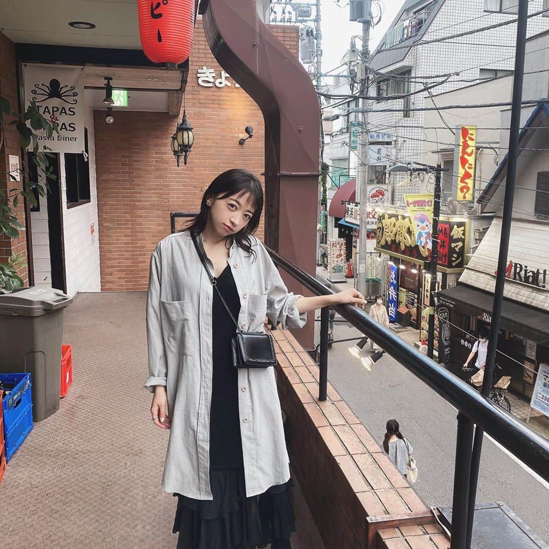 井元麻帆のインスタグラム：「この時期どんな洋服着てますか？とご質問いただき...🙈🏮 ノースリーブに淡い色のシャツを羽織ったり、カラフルなTシャツをよく着ている最近です。 #今日は #旦那さんと久々に #換気のよく効いたお店で外食デーです」