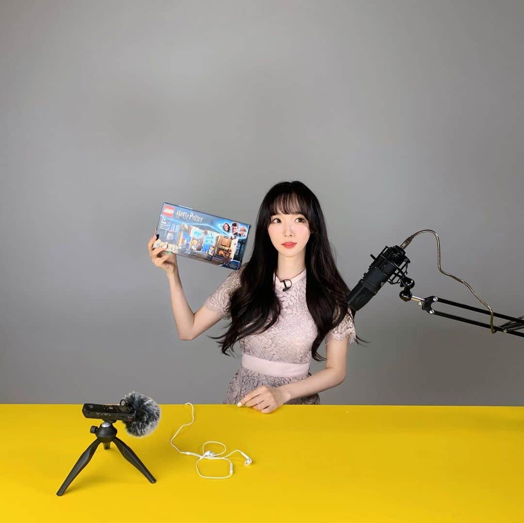 ミンヒ のインスタグラム：「처음 도전한 ASMR🙌🏻 심지어 레고조립도 처음이라 삐질😰 이렇게 ASMR세계에 입문하게 되는건가요??😂  풀영상은 유튜브에서 '보통리뷰' 검색하시면 나와용✨」