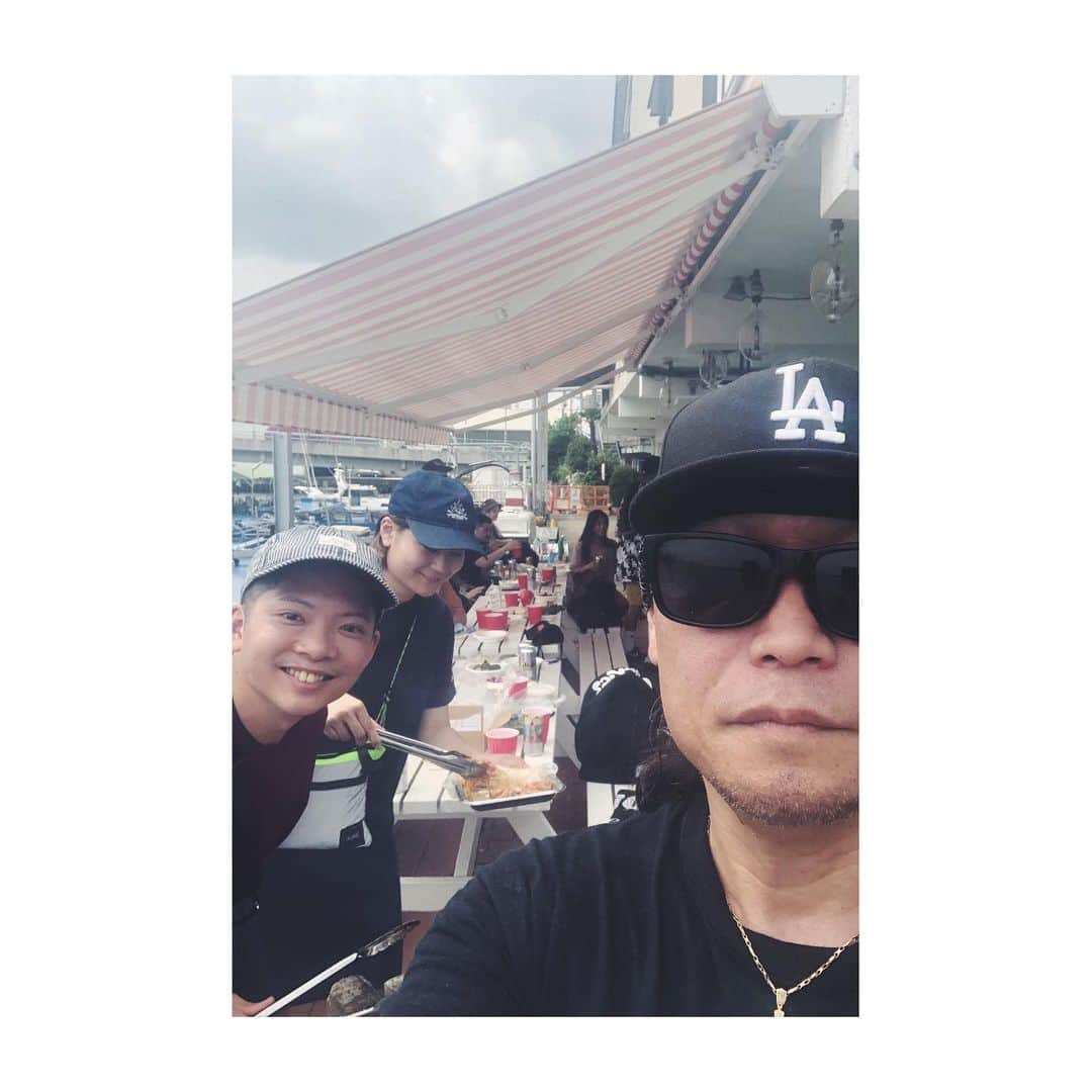 のインスタグラム：「毎年恒例のBayside BBQ 今年は2か月遅れ 数ヶ月振りににみんなに会いました 来月も出来るかな？... 明日からまた引き篭もり生活に戻ります  #bbq #横浜 #locohama #uyflag #会員制 #ここで免許取れば借りれます」