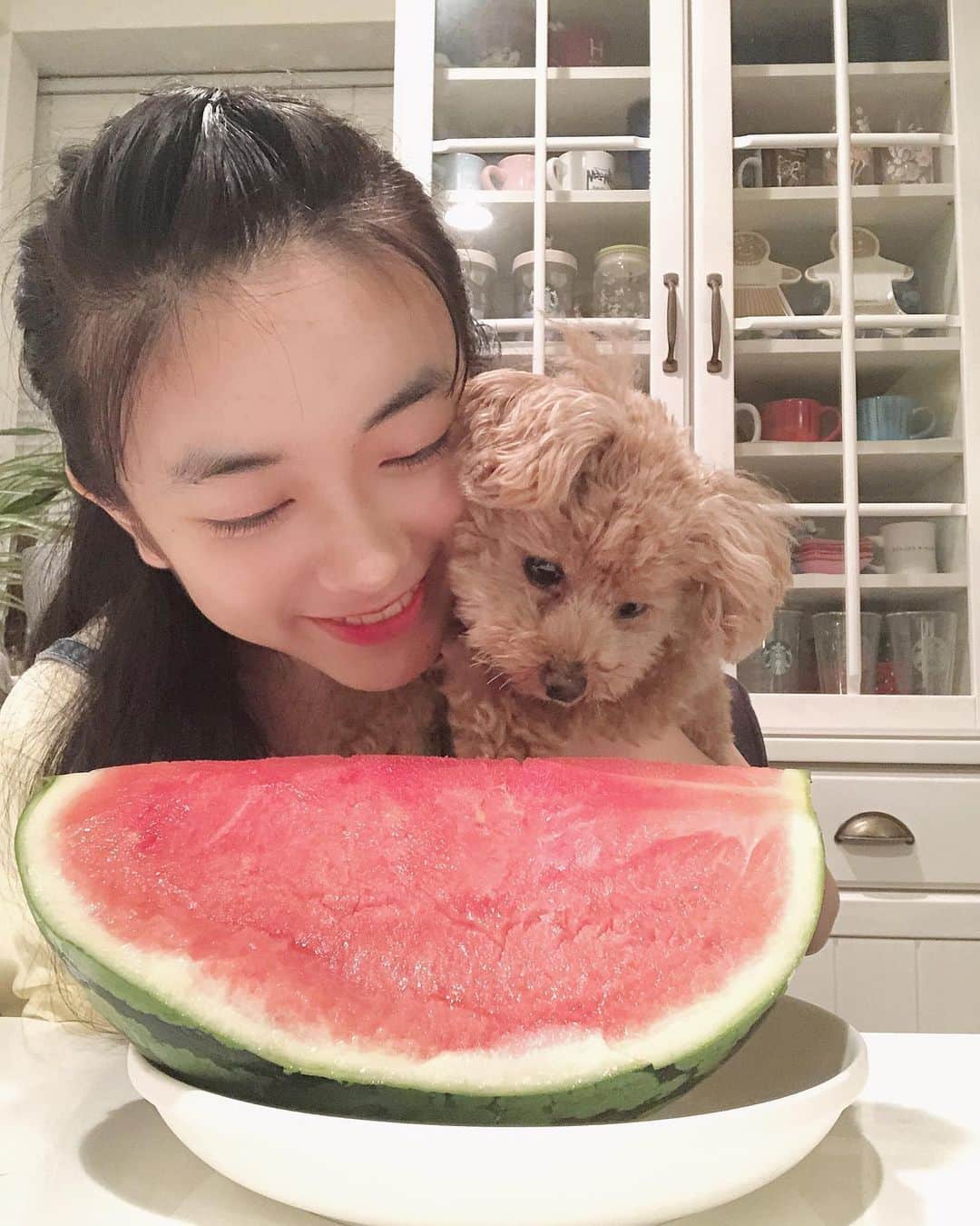 石井萌々果のインスタグラム：「今日暑かったですねぇ😵 スイカ凄く美味しかった🍉 モカちゃんもスイカが大好きです🐶💕」