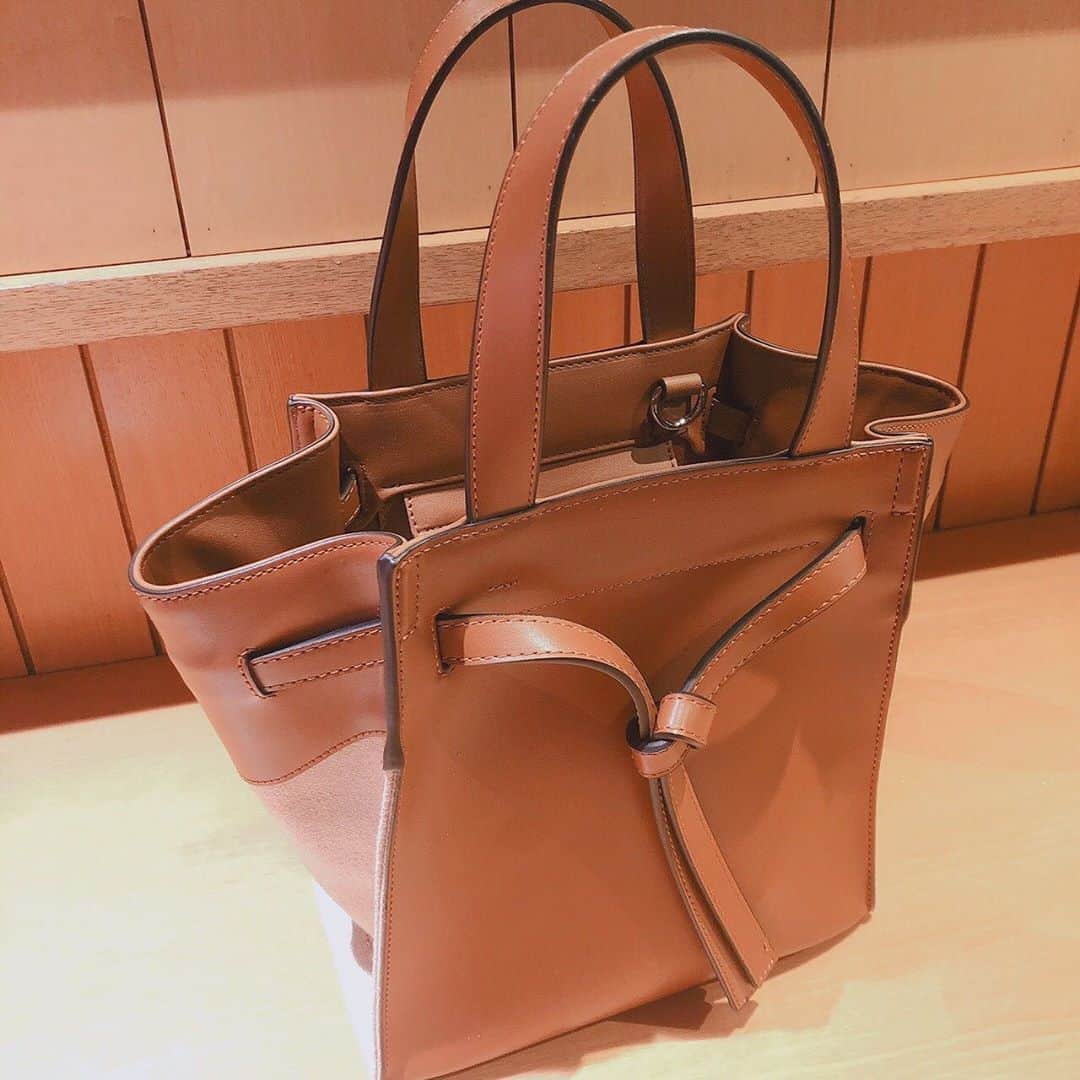 ViVi girlのインスタグラム：「こんにちは！ViVigirlの末次愛梨です🐯💛﻿ ﻿ わたしが「夏買ったもの」は、﻿ FRAY I.Dで一目惚れして買ったバッグです☺️﻿ ﻿ サイドの部分が麻素材になってて夏っぽさもあるし、﻿ 手持ちでも肩がけにもできる2wayでお気に入り😍﻿ ﻿ #ViVigirl #ViVigirl_official #ViVigirlspick #ViVigirlspick_夏買ったもの」