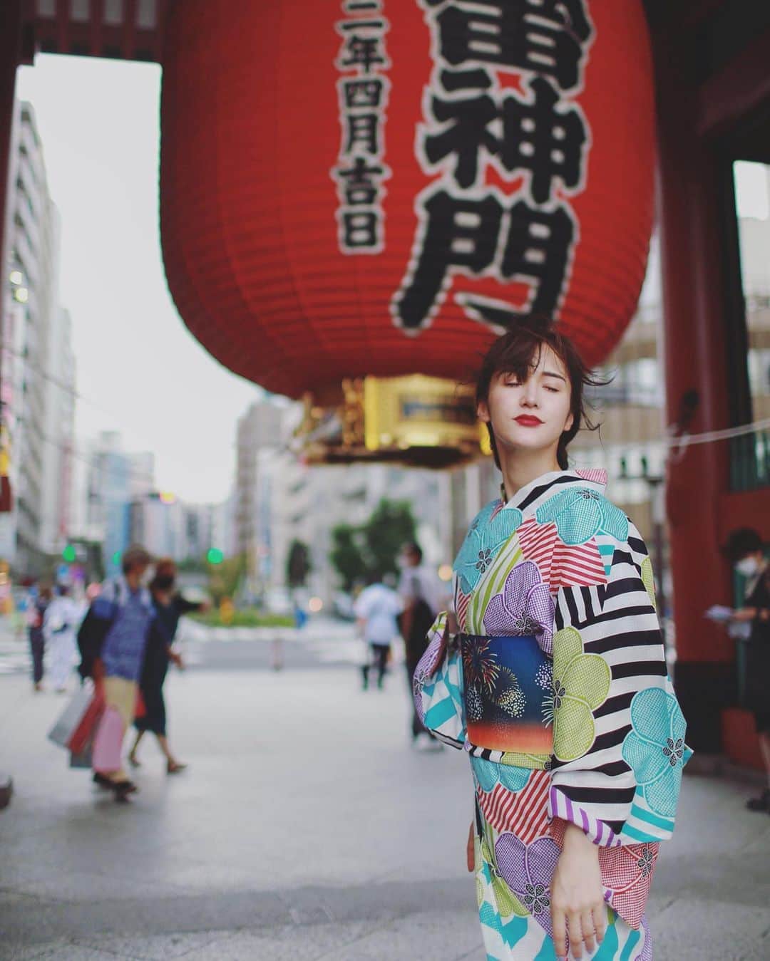 fukishaljのインスタグラム：「YUKATA👘  私が着付けを教わっている三宅てる乃先生コーディネートの浴衣を着て😌 最後の写真のちまきは 京都の祇園祭のちまきで流行病のお守りで災難や疫病退散策になるんだって。 今年は中止になってしまった祇園祭。 なので浴衣もちまきもオンラインで購入できるようにしたみたい😊 新しい方法をみつけて 今できることをそれぞれのお仕事や環境の中で考える時期ですが助け合うことでポジティブな空気が広がるといいな🙏🏻✨  ⚠︎撮影時のみマスクを外しています」