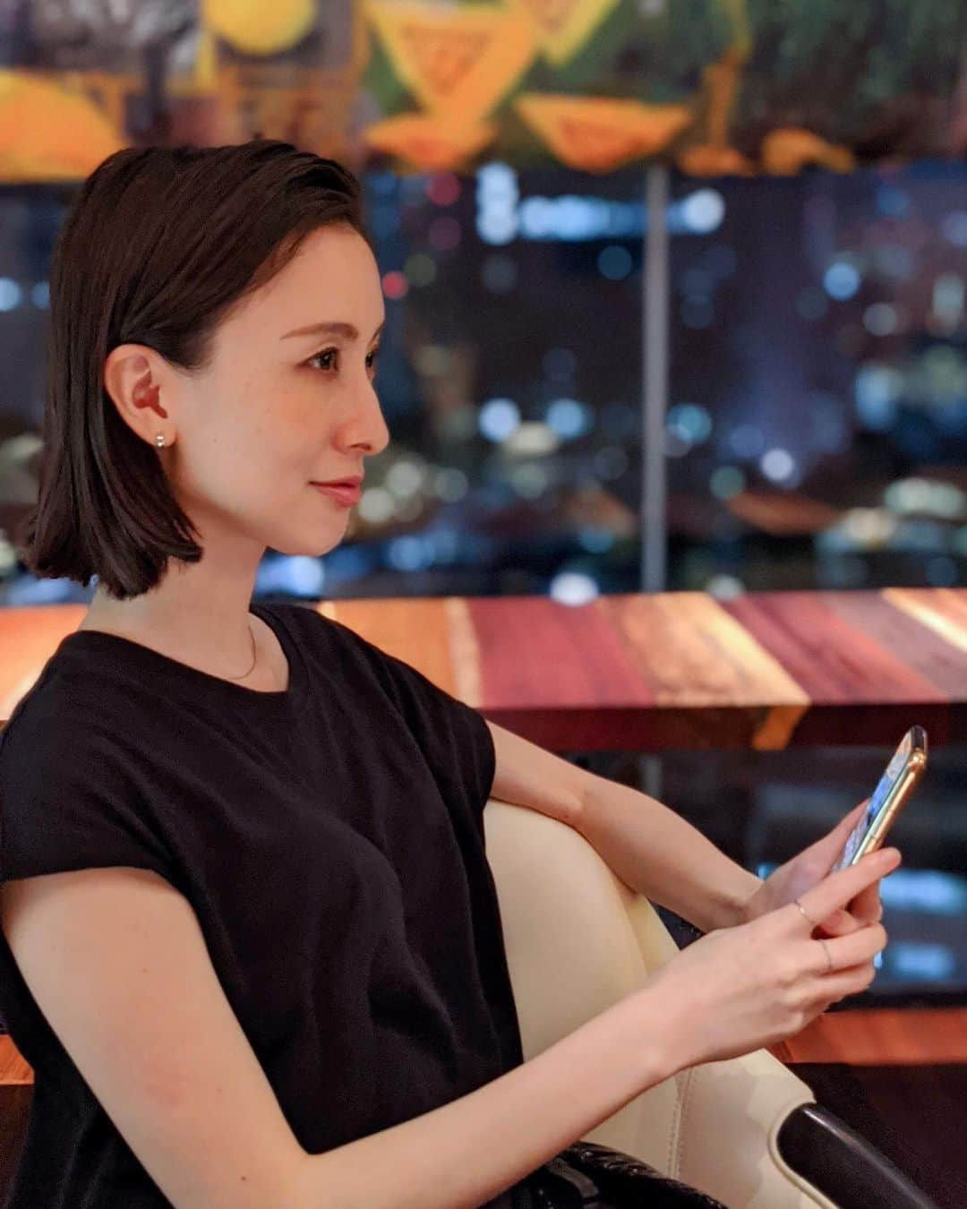 前田紀至子のインスタグラム：「最近お気に入りのラウンジはいつも貸し切り状態で広々、ソーシャルディスタンスも安心なのが嬉しい。 近くに行った時は食後にサクっとデザートを食べに立ち寄ります。  実はホルモン焼き→デザートの流れだったのですが（笑）シンプルなTシャツワンピースにプラチナのジュエリーの合わせならどんなシーンでも浮かないし、プラチナの凛とした輝きは夏でも暑苦しくなく、どこか涼しげな佇まいになるところも好きです。  因みにネックレスは新しく買ったばかりのシンプルなプラチナチェーン。 チェーンだけで存在感を出したかったので、スクリューチェーンを選んだのですがこれが大成功。 お友達も「真似して良い？」と聞いてくれて、お揃いになったのも嬉しいな。  これ単品はもちろん、今まで着けていたのと組み合わせたりして、この夏肌身離さず着けたいと思います。  #プラチナ#プラチナジュエリー#一生モノ」