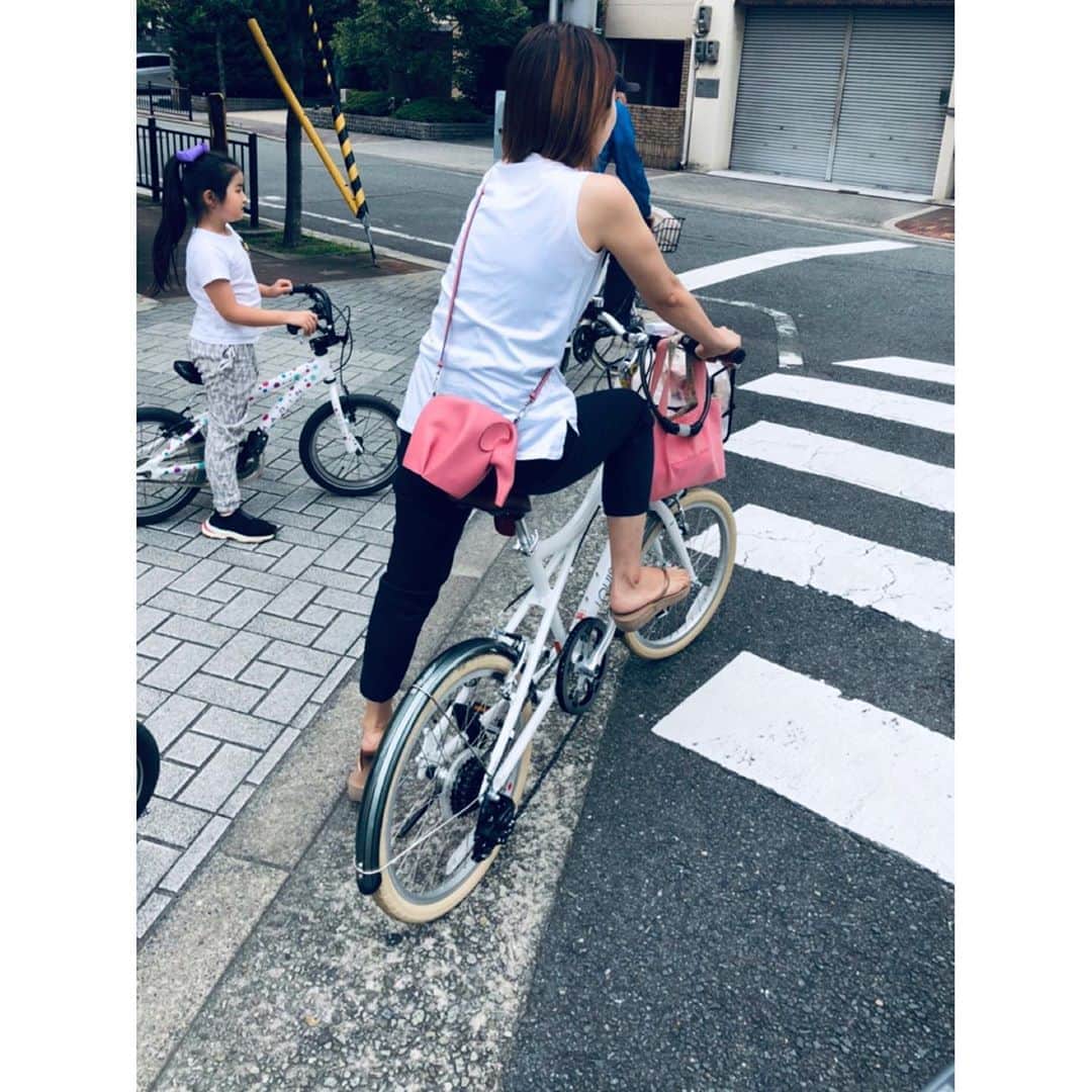 のインスタグラム：「🚲 自転車移動楽ち〜ん♪ 自転車のお問い合わせ 頂いてましたが @louisgarneau.japan の小さいやつです！ (インチわかりません🙏🏻) 特にこだわりはありません🚲 久しぶりに晴れたので @fcl_eri 誘って公園へ。 涼しくて気持ち良かった〜👵🏻👵🏻 #yori_japan」