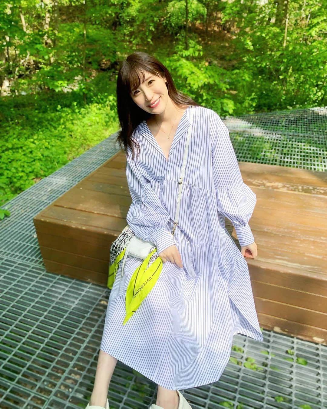 小林真由のインスタグラム：「先日、家族で蛍を観に行ってきました。 ﻿ 暗闇の中光る蛍を観て﻿ おおおぉー﻿ ひかるぅ　﻿ と叫ぶ娘の反応が嬉しかった🐞💓﻿ いつも100点満点のリアクションをありがとう。笑﻿ ﻿ ﻿ 一瞬だったけど、自然に触れてリフレッシュ！﻿ 家での生活に飽き始めてる子供もすごく楽しそうだったなぁ🌷﻿ 本当はもっと連れて行きたいところがあるけど今年は我慢だね🙏﻿ ﻿ ﻿ ﻿  #ファッション #コーデ #ママコーデ #女の子ママ #ママライフ #マタニティ #マタニティライフ #妊婦 #妊婦コーデ #マタニティコーデ #妊娠9ヶ月 #第二子妊娠中 #コーディネート #coordinate #fashion #1歳 #女の子ベビー #ベビー」