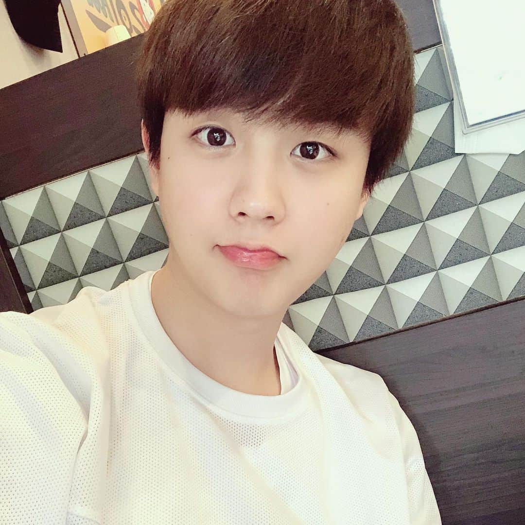 インジュン のインスタグラム：「可愛いのが好き???😊 かっこいいのが好き???😊 귀여운게 좋아요?😊 멋있는게 좋아요?😊 . . . #셀카#셀피#데일리#일상#인준 #selfie#daily#injun#l4l #インジュン#俺はどっちだ~?」