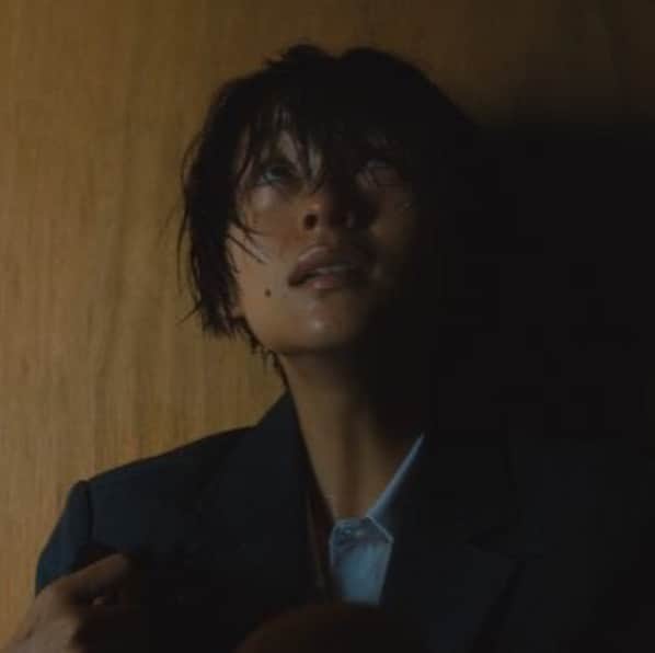 大根仁のインスタグラム：「昨夜、脚本がひと段落してNetflix「呪怨〜呪いの家〜」２ループ目。全キャスト素晴らしいけど、里々佳は久々のホラーヒロインの誕生だと思う。前から気になってた顔だけど女優としてこんなにポテンシャルがあるとは！」