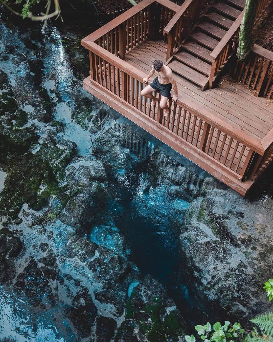 Discover Earthさんのインスタグラム写真 - (Discover EarthInstagram)「"Fact: This blue hole is actually 290 metres deep, filled with water that takes up to 70 years to surface from underground aquifers." 🍃 #discovernewzealand with @adventuringkiwi & @courtneycatherinee  - #newzealand #bluehole #turquoise #hiddengem #hotelview」7月12日 19時17分 - discoverearth