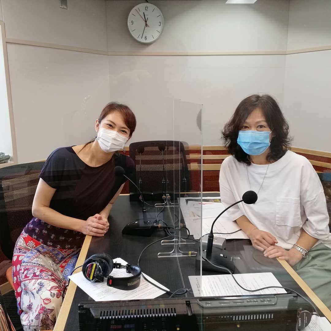 のインスタグラム：「今朝は自粛生活後初のラジオ生放送！とーっても楽しかったー！ちゃんと感染予防しながらの放送。マスクの下の顔はドロドロ…（笑）早くマスク取れる生活がきますように！」