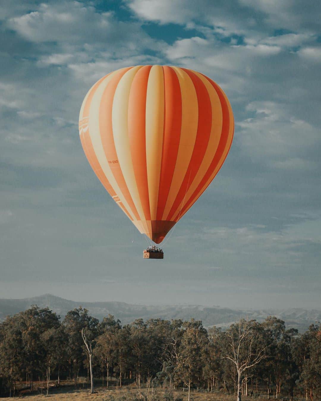 Putri Anindyaのインスタグラム：「the joy of flying 🎈 // ⁣ ⁣ I read this in Wiki, “The hot air balloon is the first successful human-carrying flight technology. The first untethered manned hot air balloon flight was performed by Jean-François Pilâtre de Rozier and François Laurent d'Arlandes on November 21, 1783, in Paris, France, in a balloon created by the Montgolfier brothers.” then my head was blown to realize how old this invention is. A technology from 17th century that became a recreational ride today. ⁣ ⁣ if you think about it, this is quite scary and magical at the same time. We literally being put in the huge basket with the huge fire and gas power that could lift us to the sky. It’s pretty wild and worth every second when you are up there. It’s just so dreamy and quiet. this one is the hot air balloon ride when i was in Queensland, Australia 2016. It was my second time after the one I did in Dubai in 2015. I think i get addicted to the joy of flying with hot air balloon. I mean, i even dreamt about it last night! ✨⁣ ⁣ so, can you guess the chronological order of these slides by looking at the sun lights and the moments? I purposely put them not in chronological order ;) ⁣ ⁣ soundtrack : feel good - polo & pan」
