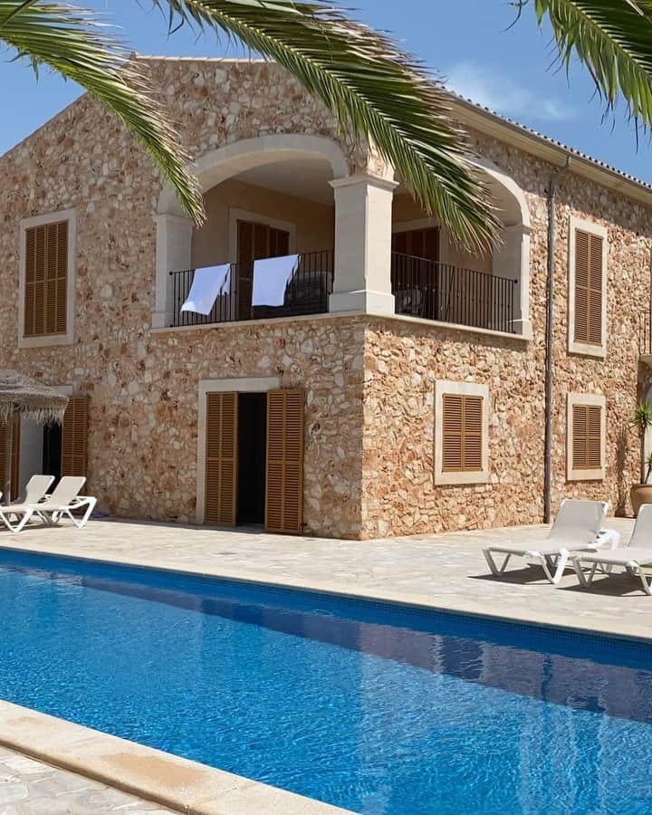 ペニーレ・タイスベックのインスタグラム：「Annonce Home for the next week💙 @villas2rentmallorca #villas2rentmallorca」