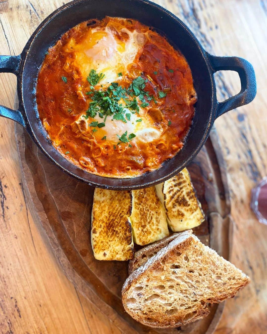 のインスタグラム：「Has anyone ever said no to adding Halloumi to a dish? Asking for a friend 🌝 Brunch @megansrestaurants in Clapham - this is the Shakshoumi = Shakshuka + Halloumi 🙌🏻 📸 @thetessaproject #megansrestaurant  . . . #brunch #shakshouka #shakshoumi」