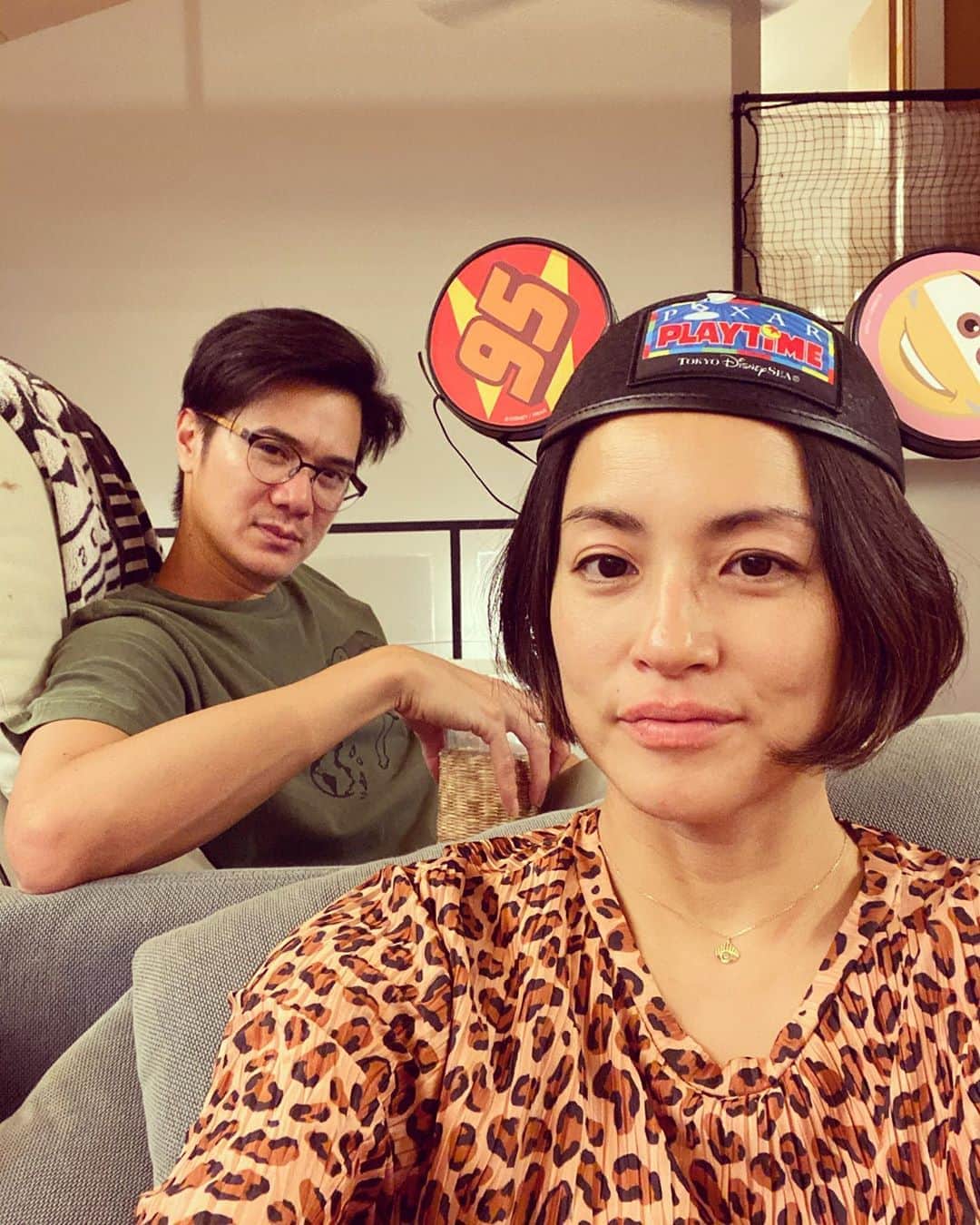 桃生亜希子のインスタグラム：「1日中お友達の家でのんびり飲みながら。 後ろの人は、ペロンペロン。笑 #drunkdad  #happytime #happyhour #happybirthday」