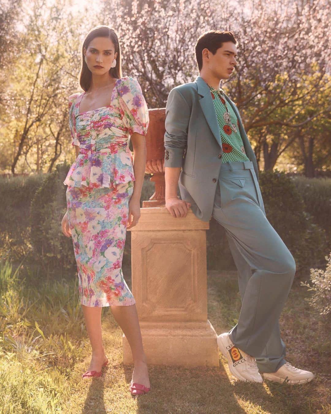 Harrodsさんのインスタグラム写真 - (HarrodsInstagram)「Florals are well and truly blooming for summer – both for us and @harrodsman – bursting forth to herald our collective optimism for the coming months.  In fact, a floral dress is just one of the six summer dress styles we’re wearing this season. Read the feature via our link in bio to discover them all.  Photographer: @alexbramall Styling: @elizabethrey_  #Harrods #HarrodsFashion #HarrodsMan #LuxuryFashion」7月12日 19時28分 - harrods