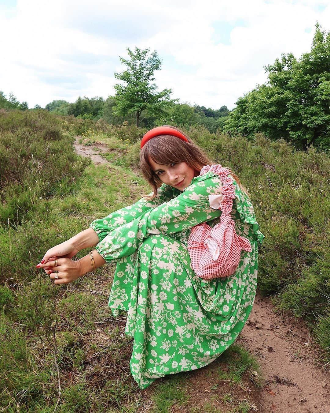 ASOSさんのインスタグラム写真 - (ASOSInstagram)「Finding the perfect picnic spot 🧺 📸 @meganellaby (she/her) 🔎 ASOS DESIGN smock midi dress in green floral (1577979)」7月12日 19時30分 - asos