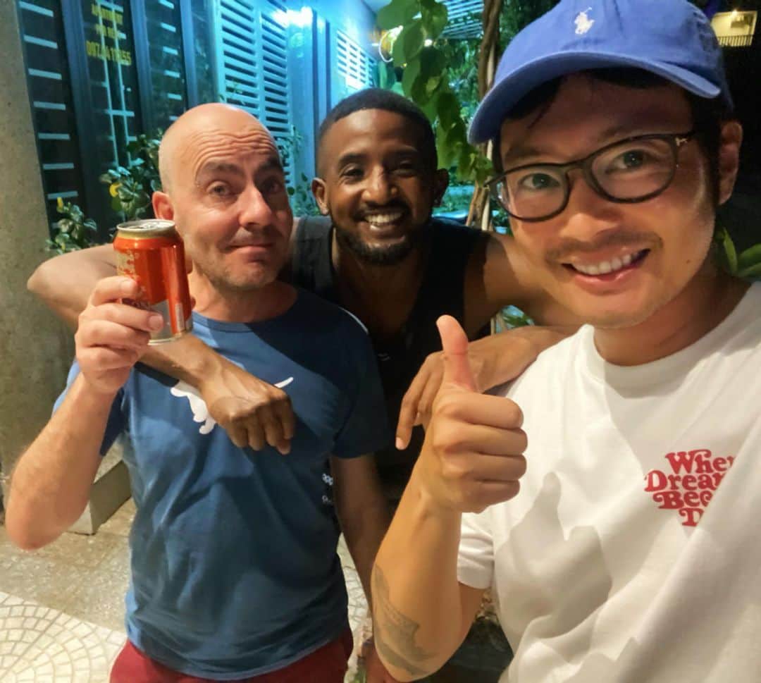 イ・キョンのインスタグラム：「최근 같은 건물 세입자가 된 나보다 7살 많은 프랑스 형.. 나보다 10살 어린 미국 동생.. 외국인 앞에서 처음으로 민증 보여줌 😂😂 한국사람들.. 진짜 신기하다함 ㅋㅋ #이켠」