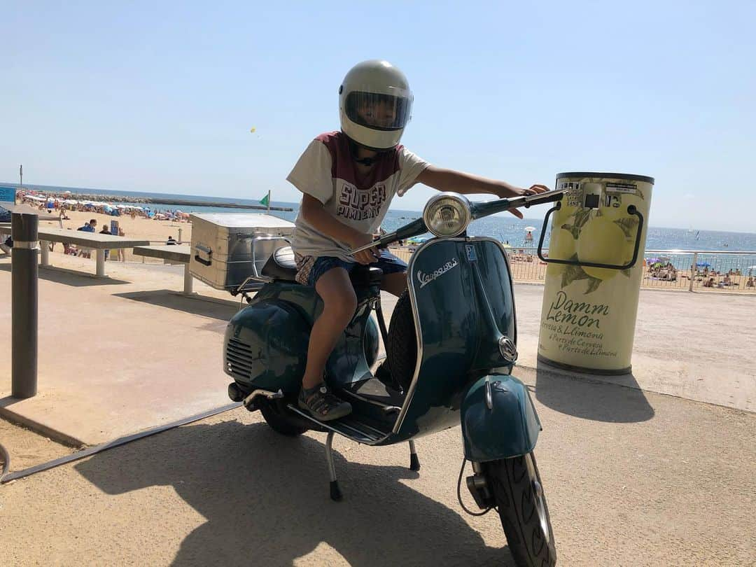 石塚啓次さんのインスタグラム写真 - (石塚啓次Instagram)「海にあうねこの色は！ エエバイクやな！ 後ろの箱は邪魔やけど、、、 社用車でネギとか色々いっぱい入れなアカンし しゃーないか、、、  #宵宵祇園  #yoiyoigion  #ブエナビスタデポルテ #バルセロナ #西班牙 #巴塞罗那 #足球 #时尚  #스페인 #바르셀로나 #패션 #축구스타그램  #宵宵祇園  #yoiyoigion  #ブエナビスタデポルテ #バルセロナ #西班牙 #巴塞罗那 #足球 #时尚  #스페인 #바르셀로나 #패션 #축구스타그램」7月12日 19時41分 - keijiishizuka