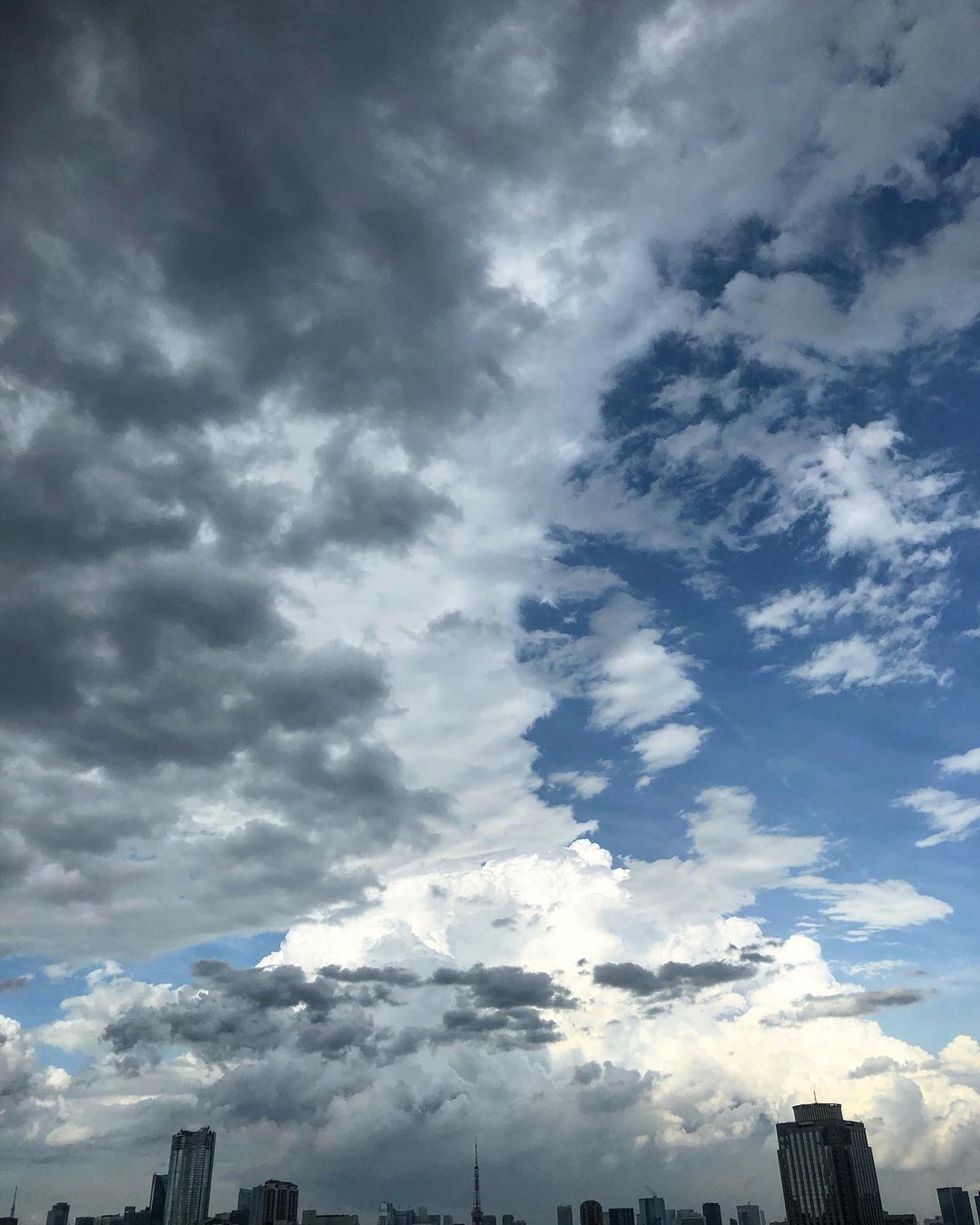 尚玄のインスタグラム：「The sky looks like a painting today! 本日も暑さに負けずボクシング。 #NoFilter #Tokyo #Summer #Sky  #東京散歩」
