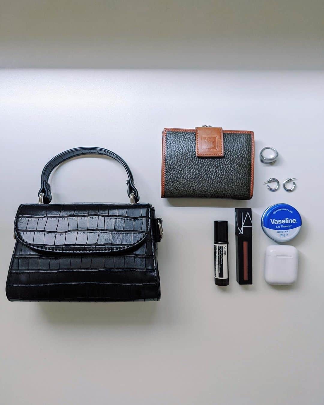 Shiho Sasakiのインスタグラム：「休日のBagの中身👜 基本的にミニバッグかポシェットが多いので荷物少なめです🙆‍♀️ @moussyofficial のBagは去年買ったものだけど、シーズンレスで使えて重宝してる✨ whiteも買えば良かったなぁ、、なんて今更後悔😂 #バッグの中身#休日」